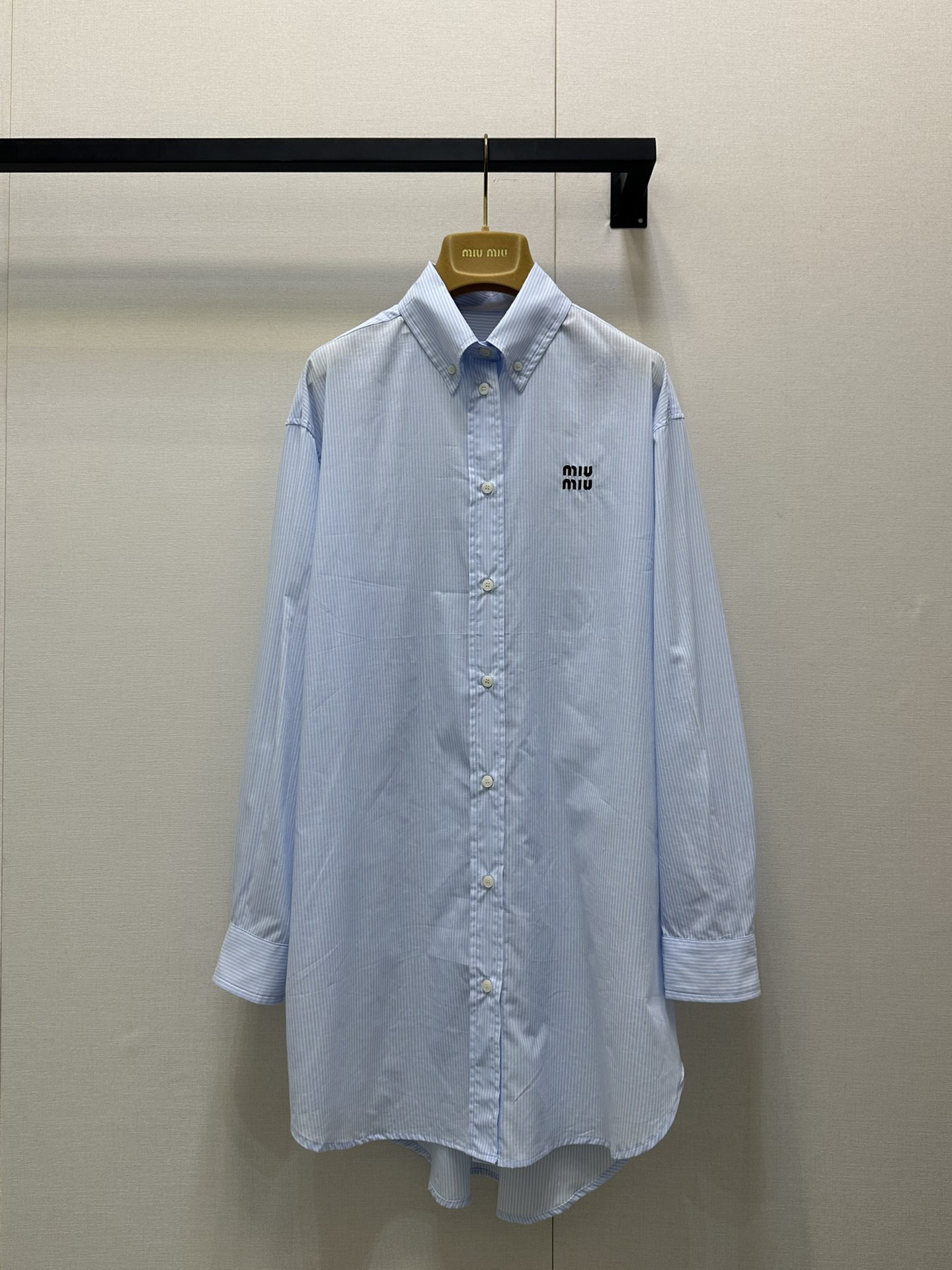 NO:425919,Miu Miu 25 Simple style letter embroidered striped shirt skirt. The loose and wide upper body looks very slim. It is paired with jeans or skirt to create a classic Miu layered dressing formula. Exclusive custom imported yb cotton material, the fabric texture is light and comfortable, the logo letter embroidery contrasting color design shows the brand's high-end concept ~ a versatile and unscrupulous classic style, 1:1 super style The latest summer item, identify the exclusive and exclusive high version SML large-scale real shot, miumiu, skirts, jeans, shirts, alexander wang19860909Miu Miu 25 简约风字母刺绣条纹衬衫裙 宽松阔版型上身非常显瘦～搭配牛仔裤或者半裙打造经典Miu系叠穿搭配公式～独家定制进口yb棉材质,面料质感轻盈舒适,徽标字母刺绣撞色设计,彰显品牌高端理念～百搭不挑人的经典款,1:1超赞版型 夏季最新单品,认准独家独家高版本 现货 SML大货实拍,,miumiu,skirts,jeans,shirts,alexander wang,Women's clothing