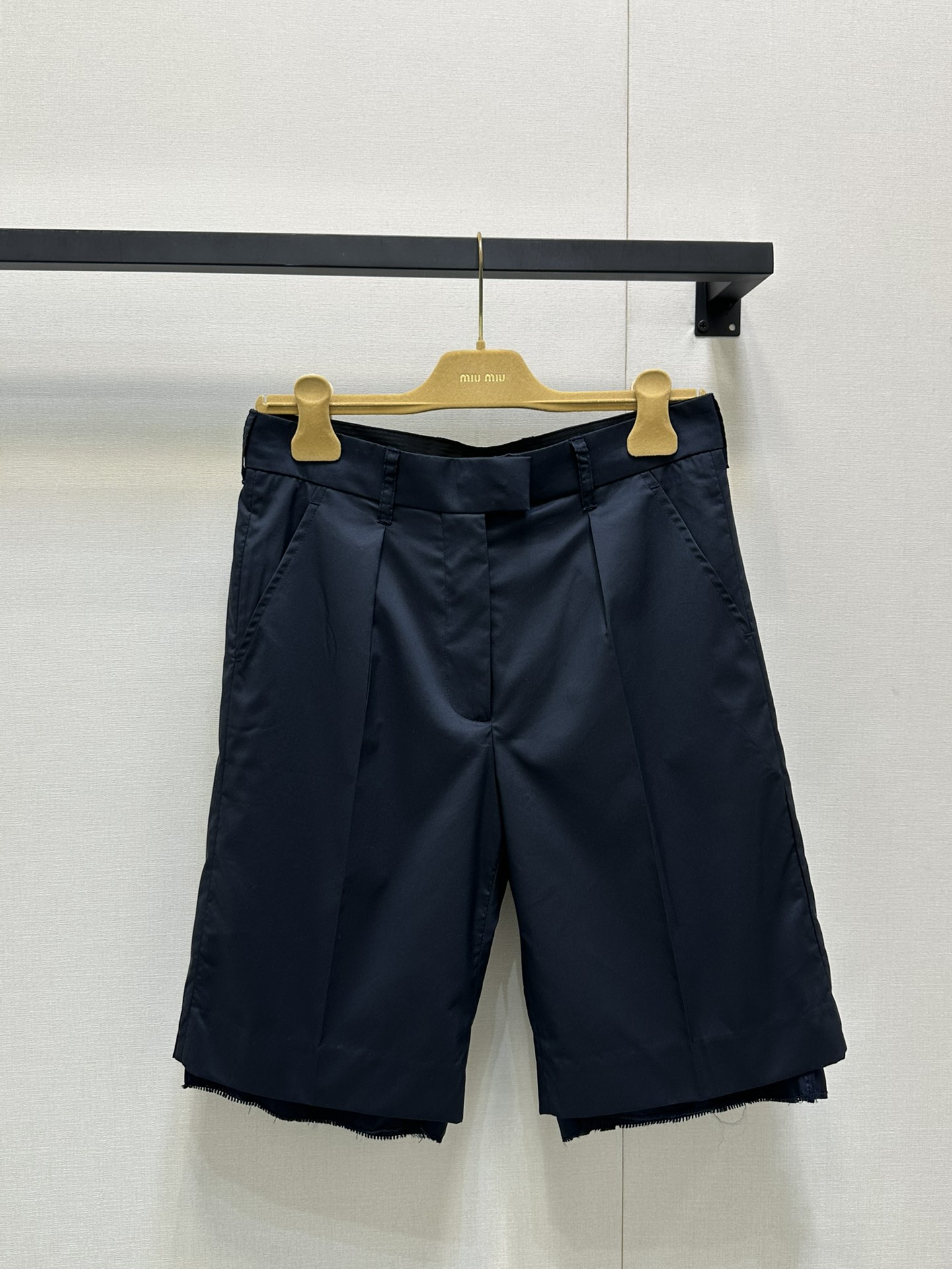 NO:425923,Miu*25Ss spring and summer new style, raw edge tooling and five-point pants original development, high-end production!  These pants are easy to wear! Real name Amway!  The texture of the pants is really great, the loose straight-fitting style covers the flesh and makes you look slimming. It also adds a retro work style while walking. The handsome feeling of walking must have a place to contract your various tops and raise your waistline, so that the smaller one can also wear a three-seven-six-six-sized body proportion!  My sisters closed my eyes and rushed forward!  Spot SML big-ticket real shot, miumiu, alexander wang19860909Miu*25Ss春夏新款 毛边工装五分裤原版开发 高版出品！这条裤子好穿程度实名安利！ 裤型质感真的绝了宽松直筒的版型遮肉显瘦 修饰腿部的同时增加复古工装感 走路都带风的帅气感必须拥有一席之地承包你的各种上衣搭配抬高腰线 让小个子也能穿出三七分身材比例！姐妹们都给我闭眼冲！现货 SML大货实拍,,miumiu,alexander wang,Women's clothing