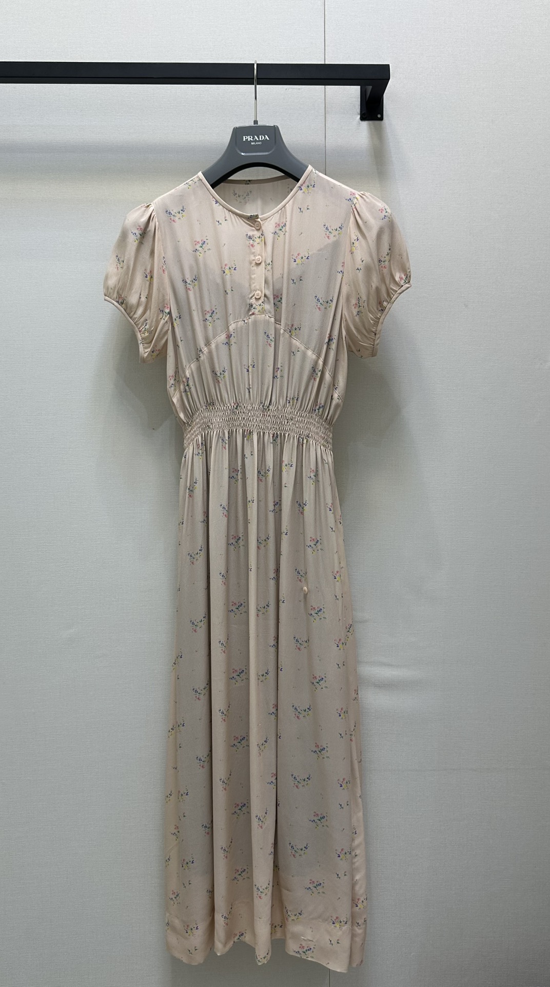 NO:426620,PRAD*25new pink washed mulberry silk screen printed dress, the hem can be buttoned up, with unique summer soft printed colors, lotus leaf collar vest style, gentle and elegant upper body ~ Exclusive custom imported yb washed mulberry silk material, the upper body is thin, breathable and textured!  The ruffle lace design cleverly covers the arms and embellishes the lines, and the neckline buckle design switches the style at will~ Simple matching is excellent 1:1, and the latest summer items are recognized as exclusive and high-end version. S M L large-scale products are real shots, prada, skirts, alexander wang19860909PRAD*25new粉色水洗桑蚕丝印花连衣裙,下摆可以扣起来,独有特色夏日柔美的印花色彩,荷叶领背心版型上身温柔气质十足～独家定制进口yb水洗桑蚕丝材质,上身轻薄透气有质感！荷叶花边设计巧妙地遮住手臂修饰线条,领口开合扣设计随意切换造型风格～简单搭配都超赞1:1超赞版型 夏季最新单品 认准独家高版本 码数S M L大货实拍,,prada,skirts,alexander wang,Women's clothing