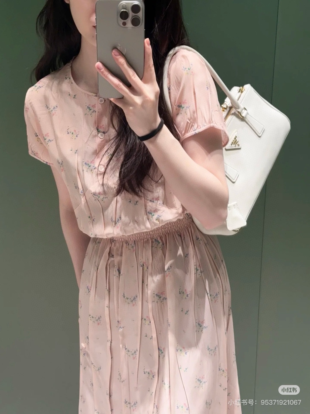 NO:426625,PRAD*25new pink washed mulberry silk screen printed dress, the hem can be buttoned up, with unique summer soft printed colors, lotus leaf collar vest style, gentle and elegant upper body ~ Exclusive custom imported yb washed mulberry silk material, the upper body is thin, breathable and textured!  The ruffle lace design cleverly covers the arms and embellishes the lines, and the neckline buckle design switches the style at will~ Simple matching is excellent 1:1, and the latest summer items are recognized as exclusive and high-end version. S M L, prada, skirts, alexander wang19860909PRAD*25new粉色水洗桑蚕丝印花连衣裙,下摆可以扣起来,独有特色夏日柔美的印花色彩,荷叶领背心版型上身温柔气质十足～独家定制进口yb水洗桑蚕丝材质,上身轻薄透气有质感！荷叶花边设计巧妙地遮住手臂修饰线条,领口开合扣设计随意切换造型风格～简单搭配都超赞1:1超赞版型 夏季最新单品 认准独家高版本 码数S M L,,prada,skirts,alexander wang,Women's clothing