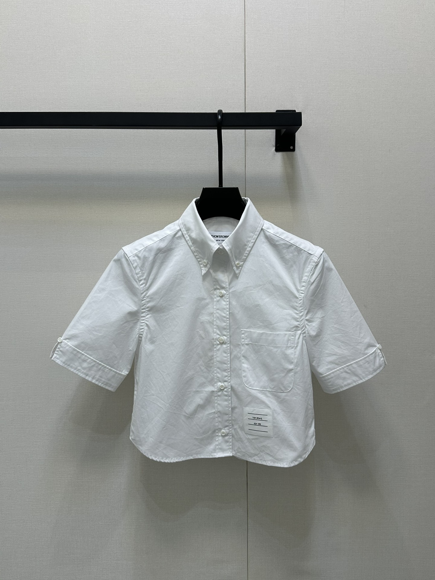 NO:426639,Thom brown* 25 spring and summer new style, lapel short sleeve shirt, small short style, free to wear, cotton, and very comfortable to wear!  The touch is soft and crisp, delicate and skin-friendly and comfortable!  Details are the soul of the design, the upper body is immediately elongated and proportioned, and cool and sweet coexist!  Spot SML big-ticket real shots,shirts,T-shirt,alexander wang19860909Thom brown* 25春夏新款 翻领短袖衬衫 小短款 穿搭自由 采用棉 贴身穿超舒服！手感柔和不失挺括度 细腻亲肤舒适度极佳！细节是设计的灵魂,版型上身立马拉长比例 酷飒与甜美并存！现货 SML大货实拍,,shirts,T-shirt,alexander wang,Women's clothing