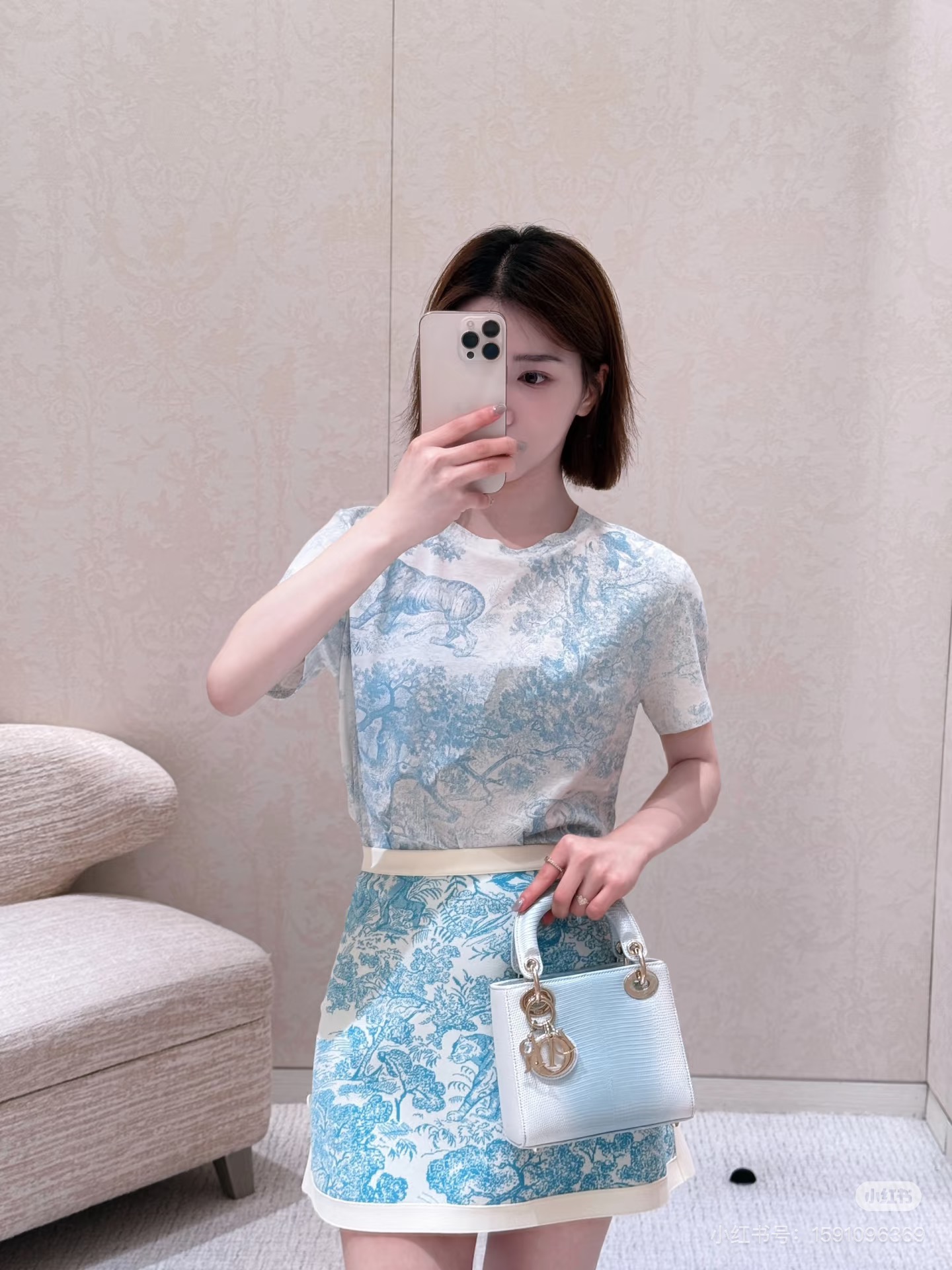 NO:436925,Dior25 new super beautiful T-shirts come from the Dioreviera limited series, decorated with Sauvage Juyi prints, and a new interpretation of Dior classic patterns. They are carefully crafted in white and lily of the valley green cotton and linen-blend jersey fabrics. The regular version is matched with a round neck design, and the back is decorated with classic bee and CD logo. They can be matched with other Dioreviera products to create a sophisticated look!  SML,dior,tees,t-shirt,alexander wang19860909Dior25新款 超美的T恤 T恤来自Dioriviera 限定系列,饰以Sauvage 茹伊印花,全新演绎Dior经典图案.采用白色和铃兰绿色棉质和亚麻混纺平纹针织面料 精心制作,常规版型搭配圆领设计,背面饰以经典小蜜蜂和CD标志.可与其他 Dioriviera 単品搭配,打造精致造型！SML,,dior,tees，t-shirt,alexander wang,Women's clothing