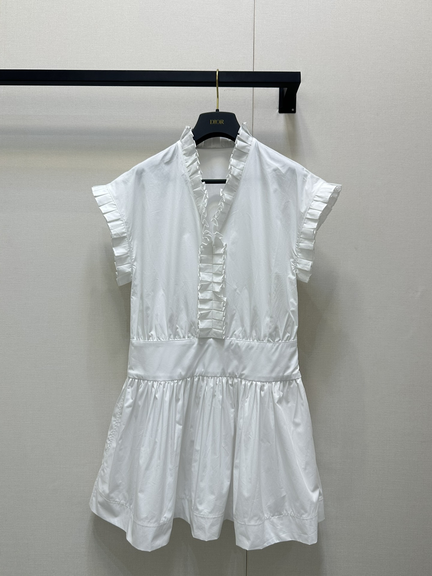 NO:426631,Dio* 25Ss Spring and Summer New French ruffled cran sleeve dress. Original development High-end production!  Temperament V-neck pleated waist skirt with romantic temperament, elegant, simple and charming. Customized pressed lace design technology, full of atmosphere!  She looks thin and tall on the upper body!  The quality of workmanship depends on the details!  Spot SML big-ticket real shots, dior, skirts, alexander wang19860909Dio* 25Ss春夏新款 法式荷叶边坎袖连衣裙.原版开发 高版出品！气质V领褶裥收腰裙摆上身浪漫气质优雅简约迷人.定制压褶花边设计工艺.满满的氛围感！上身显瘦又高挑！做工品质看细节！现货 SML大货实拍,,dior,skirts,alexander wang,Women's clothing