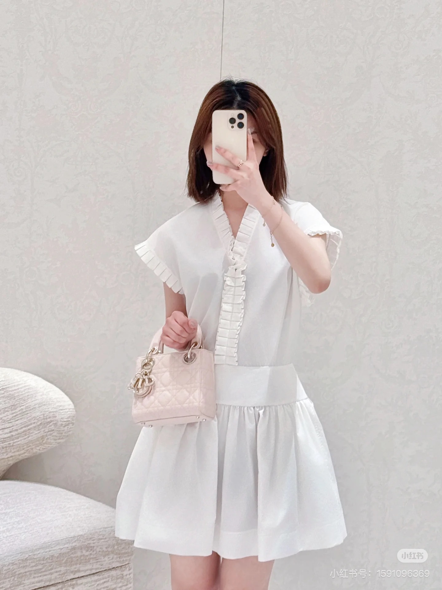 NO:426635,Dio* 25Ss Spring and Summer New French ruffled cran sleeve dress. Original development High-end production!  Temperament V-neck pleated waist skirt with romantic temperament, elegant, simple and charming. Customized pressed lace design technology, full of atmosphere!  She looks thin and tall on the upper body!  The quality of workmanship depends on the details!  Spot SML, dior, skirts, alexander wang19860909Dio* 25Ss春夏新款 法式荷叶边坎袖连衣裙.原版开发 高版出品！气质V领褶裥收腰裙摆上身浪漫气质优雅简约迷人.定制压褶花边设计工艺.满满的氛围感！上身显瘦又高挑！做工品质看细节！现货 SML,,dior,skirts,alexander wang,Women's clothing