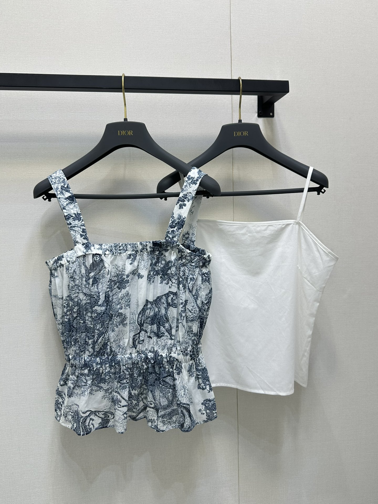 NO:427167,Dio*25Ss spring and summer new style, ink printing two-piece suspender. Original development!  High-end production!  The forest print pattern is fresh and natural, and can be easily controlled whether worn alone or with a jacket. It is soft and comfortable with cotton fabric, and has excellent breathability. It not only looks slim but also has a very elegant temperament!  Spot SML big-ticket real shots, dior, jackets & coats, alexander wang19860909Dio*25Ss春夏新款 水墨印花两件套吊带.原版开发！高版出品！森林印花图案清新自然,无论是单穿还是搭配外套,都能轻松驾驭,采用棉质面料柔软舒适,透气性极佳,不仅显瘦还非常有气质！现货 SML大货实拍,,dior,jackets & coats,alexander wang,Women's clothing