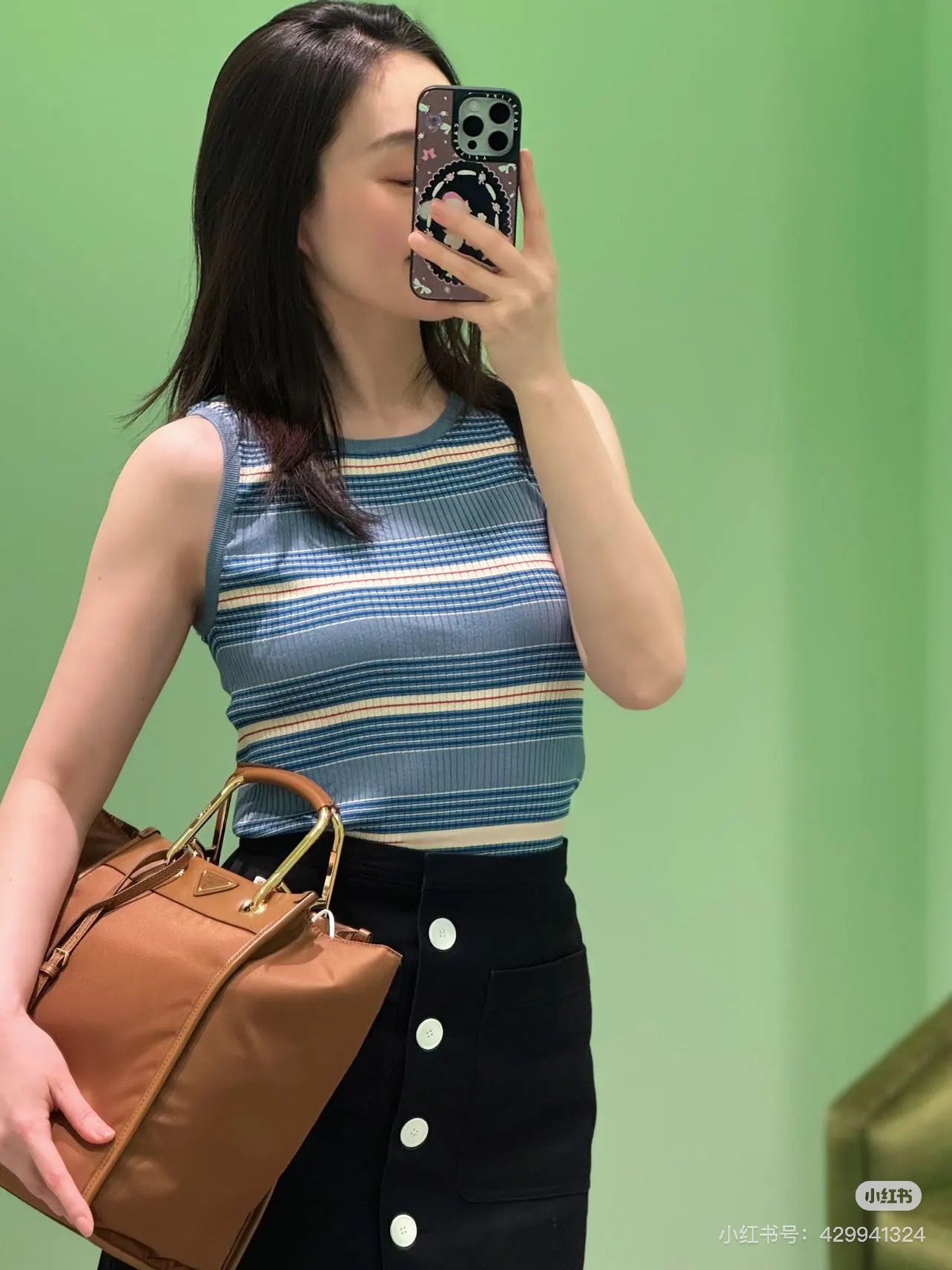 NO:427132,Prad* 25Ss Spring and Summer New Style Sleeveless Knitted Vest. Original Development!  High-end production!  The main color of the blues is matched with white and vermicelli, which seems to blend the ocean and spring gently. The exquisite texture shows ingenuity, and the simple sleeveless design shows casualness and freedom. Whether you are strolling on the street or going to a small gathering, you can easily attract attention with a unique style and interpret a unique fashion attitude. Spot SML, prada, alexander wang19860909Prad* 25Ss春夏新款 无袖针织背心.原版开发！高版出品！蓝调主色搭配白、粉条纹,似将海洋与春日温柔融合.精致纹理彰显匠心,简约无袖设计展露随性洒脱.无论是漫步街头还是赴约小聚,都能以独特格调轻松吸睛,诠释别样时尚态度.现货 SML,,prada,alexander wang,Women's clothing