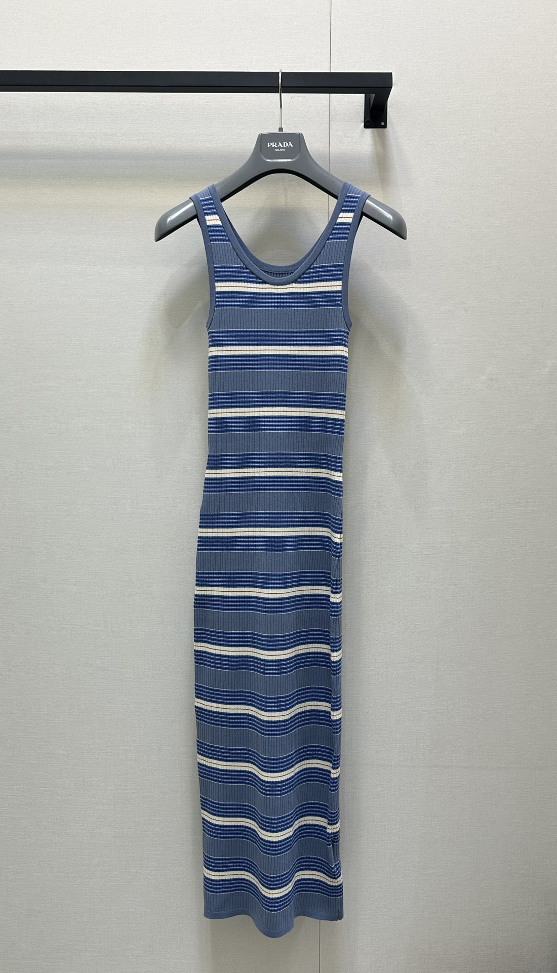 NO:427138,Prad* 25Ss Spring and Summer New Style Striped Stretch Cotton Knit Dress. Original Developed!  High-end production!  Rib knitted enriches the texture of this sleeveless stretch cotton dress. The striped pattern, as a classic summer element, adds vitality to this slim outfit and is decorated with the iconic triangle logo. Spot SML large-scale real shot, prada, skirts, alexander wang19860909Prad* 25Ss春夏新款 条纹弹力棉针织连衣裙.原版开发！高版出品！罗纹针织丰富了这款无袖弹力棉连衣裙的质感.条纹图案,作为夏季经典元素,为这款修身服饰增添活力,并装饰有标志性的三角形徽标.现货 SML大货实拍,,prada,skirts,alexander wang,Women's clothing