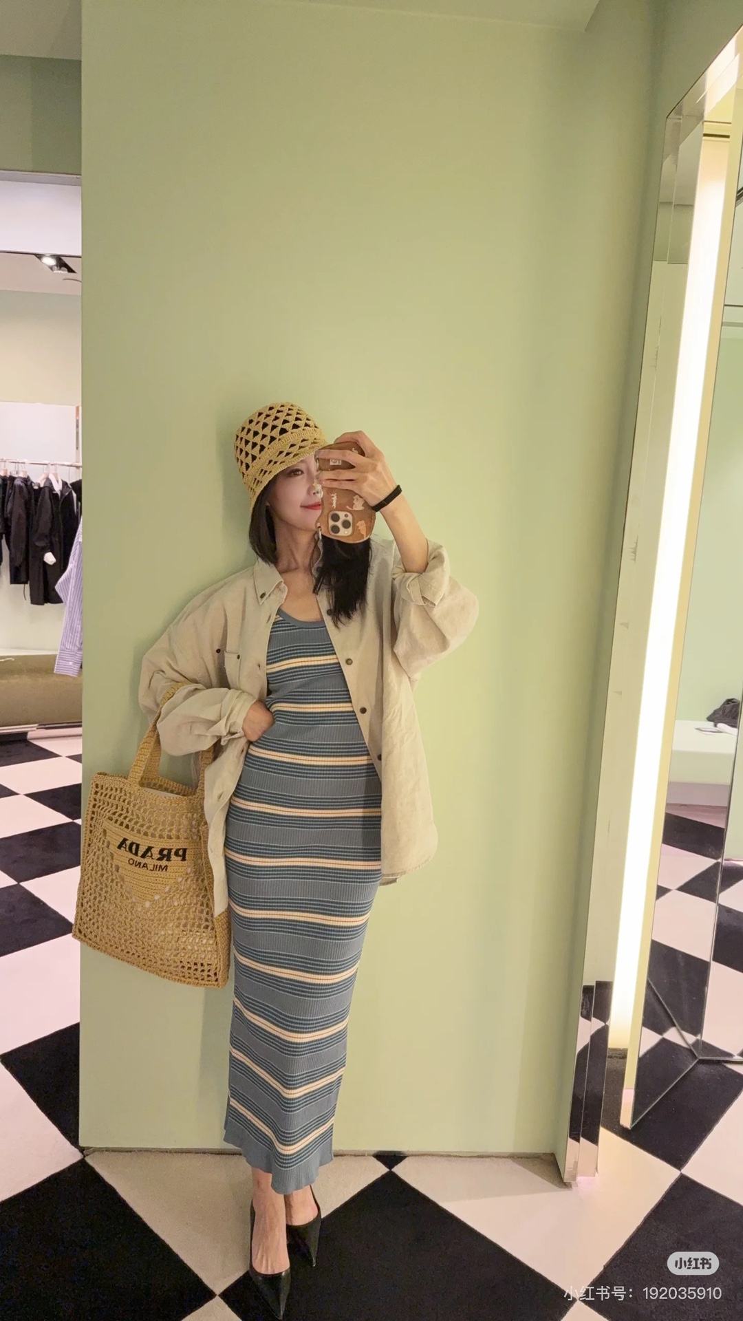 NO:427143,Prad* 25Ss Spring and Summer New Style Striped Stretch Cotton Knit Dress. Original Developed!  High-end production!  Rib knitted enriches the texture of this sleeveless stretch cotton dress. The striped pattern, as a summer classic element, adds vitality to this slim outfit and is decorated with the iconic triangular logo. Spot SML, prada, skirts, alexander wang19860909Prad* 25Ss春夏新款 条纹弹力棉针织连衣裙.原版开发！高版出品！罗纹针织丰富了这款无袖弹力棉连衣裙的质感.条纹图案,作为夏季经典元素,为这款修身服饰增添活力,并装饰有标志性的三角形徽标.现货 SML,,prada,skirts,alexander wang,Women's clothing