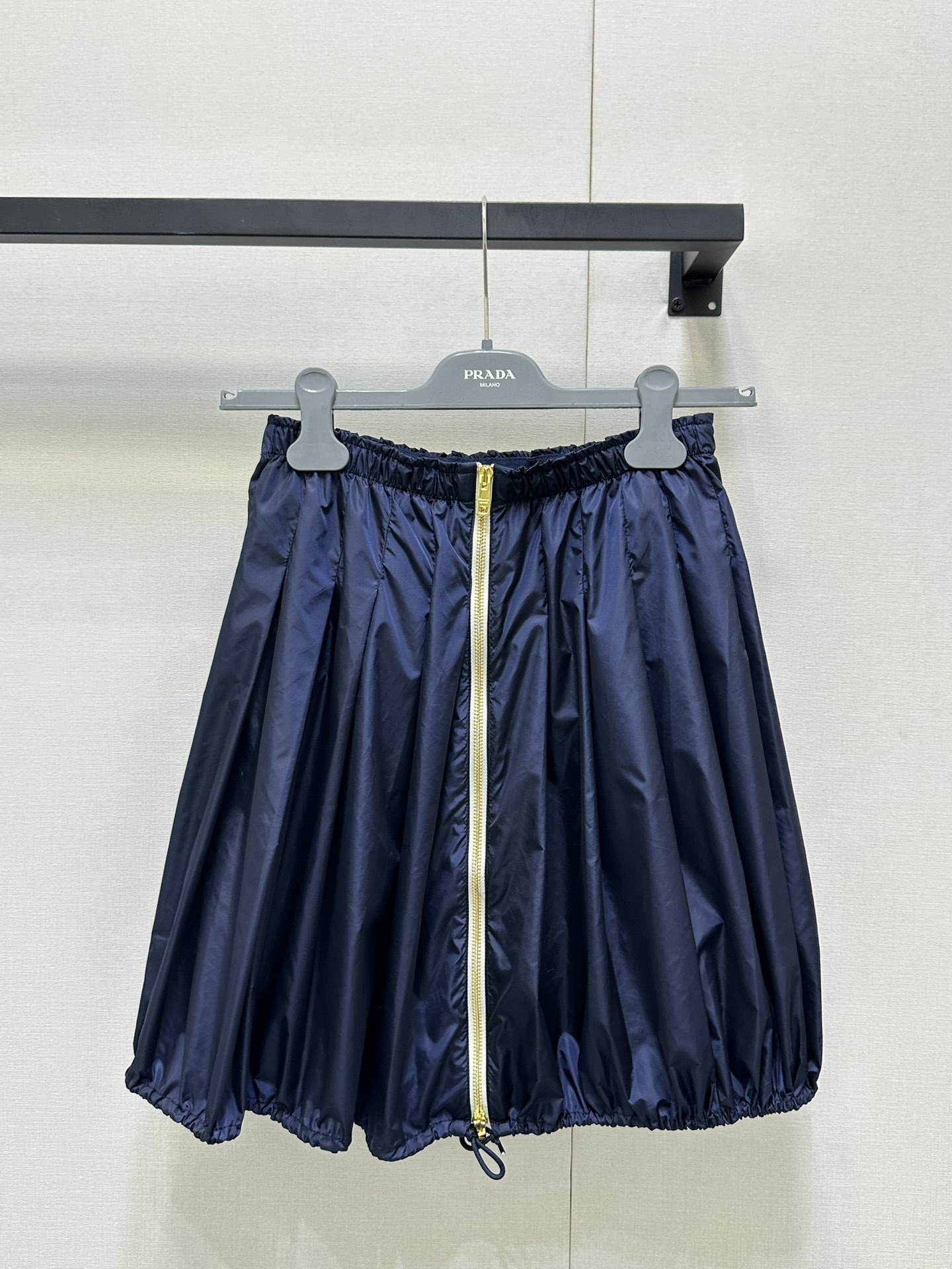 NO:427159,(Skirt) Prad* 25Ss Spring and Summer New Style Removable Hooded Sunscreen Jacket + Zipper Skirt. Original Developed!  High-end production!  The imported recycled nylon fabric is made of excellent texture and breathable. The simple and smooth lines outline the neatly styled, and the stand-up collar design adds a bit of heroic spirit. The iconic double white stripes run across the chest, like the guide line on the track, eye-catching and dynamic, instantly breaking the monotony and becoming the visual focus. The exquisite zipper is smooth and the details show quality; the hem drawstring design freely adjusts the elasticity and adapts to different outfit needs, and can be easily controlled whether it is sports or fitness or walking on the street. Spot SML real-time photos, prada, skirts, jackets & coats, jackets & coats, hats, alexander wang19860909（半裙） Prad* 25Ss春夏新款 可拆卸连帽防晒夹克外套+拉链半裙.原版开发！高版出品！采用进口再生尼龙面料,质感上乘,透气性佳.简洁流畅的线条,勾勒利落版型,立领设计增添几分飒爽英气.标志性双白条纹横贯胸前,似赛道上的指引线,醒目又充满动感,瞬间打破单调,成为视觉焦点.精致拉链开合顺滑,细节处彰显品质；下摆抽绳设计,自由调节松紧,适配不同穿搭需求,无论是运动健身,还是街头漫步,都能轻松驾驭.现货 SML大货实拍,,prada,skirts,jackets & coats,jackets & coats,hats,alexander wang,Women's clothing