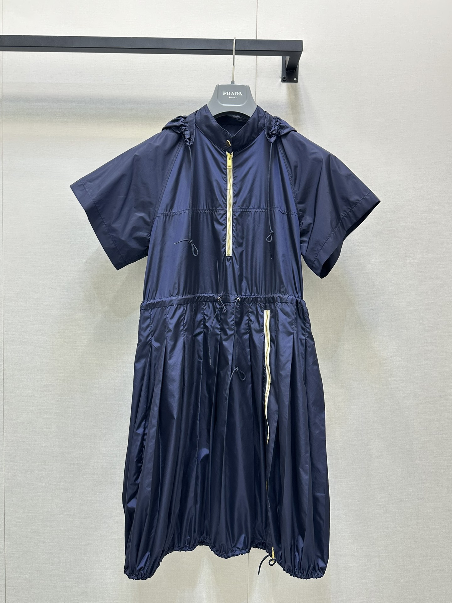 NO:427169,(Dress) Prad* 25Ss Spring and Summer New Style Removable Hooded Short Sleeve Dress Original Developed!  High-end production!  The imported recycled nylon fabric is made of excellent texture and breathable. The simple and smooth lines outline the style and the stand-up collar design adds a bit of cool and heroic spirit. The iconic double white stripes run across the chest, like the guide line on the track, eye-catching and dynamic, instantly breaking the monotony and becoming the visual focus. The exquisite zipper is smooth and the details show quality; the hem drawstring design freely adjusts the elasticity and adapts to different outfit needs, and can be easily controlled whether it is sports or fitness or walking on the street. Spot SML real-time photos, prada, skirts, T-shirts, hats, alexander wang19860909（连衣裙） Prad* 25Ss春夏新款 可拆卸连帽短袖连衣裙 原版开发！高版出品！采用进口再生尼龙面料,质感上乘,透气性佳.简洁流畅的线条,勾勒利落版型,立领设计增添几分飒爽英气.标志性双白条纹横贯胸前,似赛道上的指引线,醒目又充满动感,瞬间打破单调,成为视觉焦点.精致拉链开合顺滑,细节处彰显品质；下摆抽绳设计,自由调节松紧,适配不同穿搭需求,无论是运动健身,还是街头漫步,都能轻松驾驭.现货 SML大货实拍,,prada,skirts,T-shirt,hats,alexander wang,Women's clothing