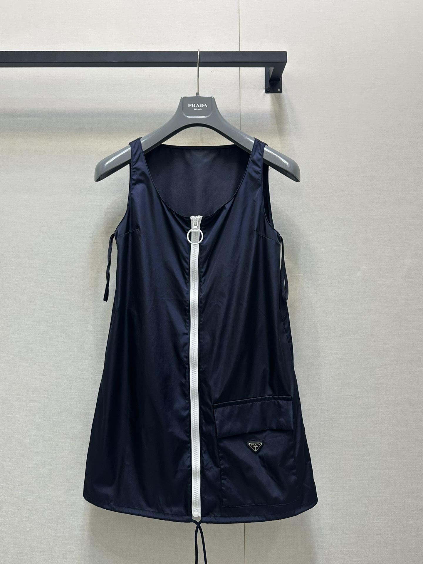 NO:427171,Prad* 25Ss spring and summer new style nylon zipper vest skirt. Original development High-end production!  Imported recycled nylon material is crisp and stylish. The large work pockets on the side not only add some design layering. The design of the vest skirt is breathable and sporty and energetic. The new knitted knitted is simple and durable. The sweet and cool style of commuting and dates is fashionable and high-end. Spot SML large-scale real shots, prada, skirts, alexander wang19860909Prad* 25Ss春夏新款 尼龙拉链背心裙.原版开发 高版出品！进口再生尼龙材质 挺括有型 侧边大大的工装口袋既增加了一些设计上的层次感 背心裙的设计更是换气运动活力搭配新款针织简约又耐看 通勤约会甜酷风穿搭 洋气显高 现货 SML大货实拍,,prada,skirts,alexander wang,Women's clothing