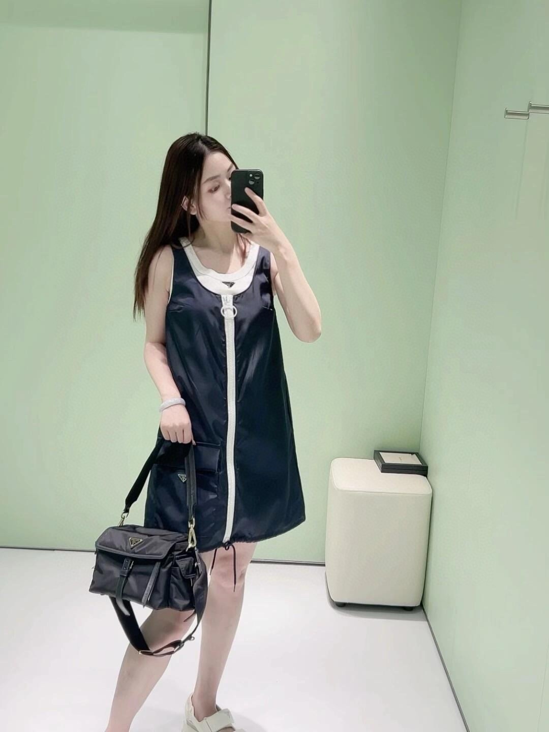 NO:427174,Prad* 25Ss spring and summer new style nylon zipper vest skirt. Original development High-end production!  Imported recycled nylon material is crisp and stylish. The large work pockets on the side not only add some design layering. The design of the vest skirt is breathable and sporty and energetic. The new knitted knit is simple and durable. The sweet and cool style of commuting and dates is fashionable and high-end. Spot SML, prada, skirts, alexander wang19860909Prad* 25Ss春夏新款 尼龙拉链背心裙.原版开发 高版出品！进口再生尼龙材质 挺括有型 侧边大大的工装口袋既增加了一些设计上的层次感 背心裙的设计更是换气运动活力搭配新款针织简约又耐看 通勤约会甜酷风穿搭 洋气显高 现货 SML,,prada,skirts,alexander wang,Women's clothing