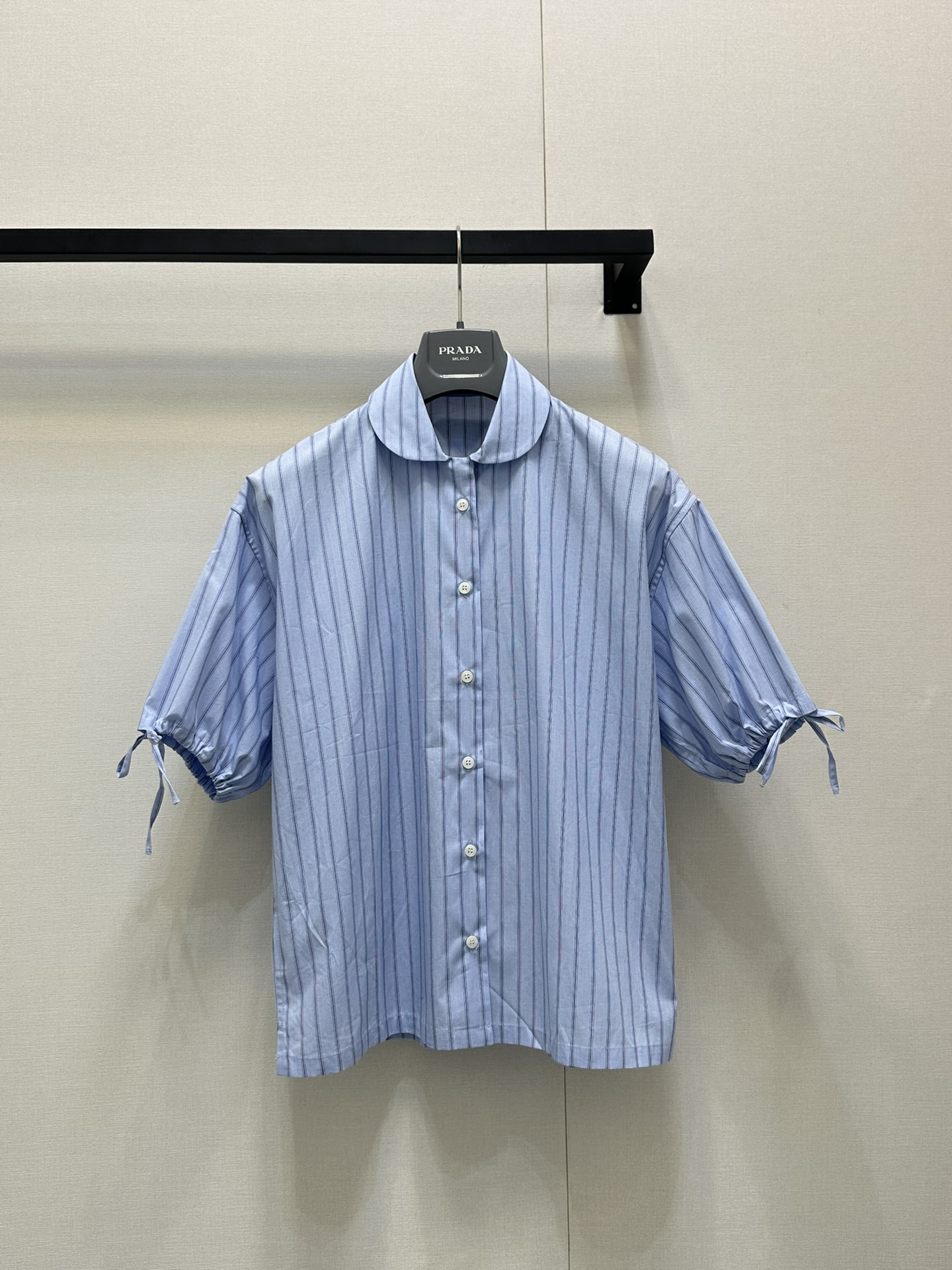 NO:428157,*25new petal collar striped short-sleeved shirt cuffs tied bow echoes the overall outfit details~ Exclusive custom imported yb cotton material, top petal collar moistened with cuff lace, classic striped elements are outdated~ The overall style is sweet and age-reducing, classic triangle patch embellishment with low-key texture, 1:1 super style, the latest summer item, identify exclusive high-end version SML large-scale real shot, shirts, T-shirt, alexander wang19860909*25new花瓣领条纹短袖衬衫袖口系带蝴蝶结呼应整体穿搭细节～ 独家定制进口yb棉材质,上衣花瓣领口润边点缀搭配袖口系带,经典条纹元素不过时～整体风格造型甜美减龄后领口经典三角贴布点缀,低调有质感,1:1超赞版型,夏季最新单品 认准独家高版本 SML大货实拍,,shirts,T-shirt,alexander wang,Women's clothing