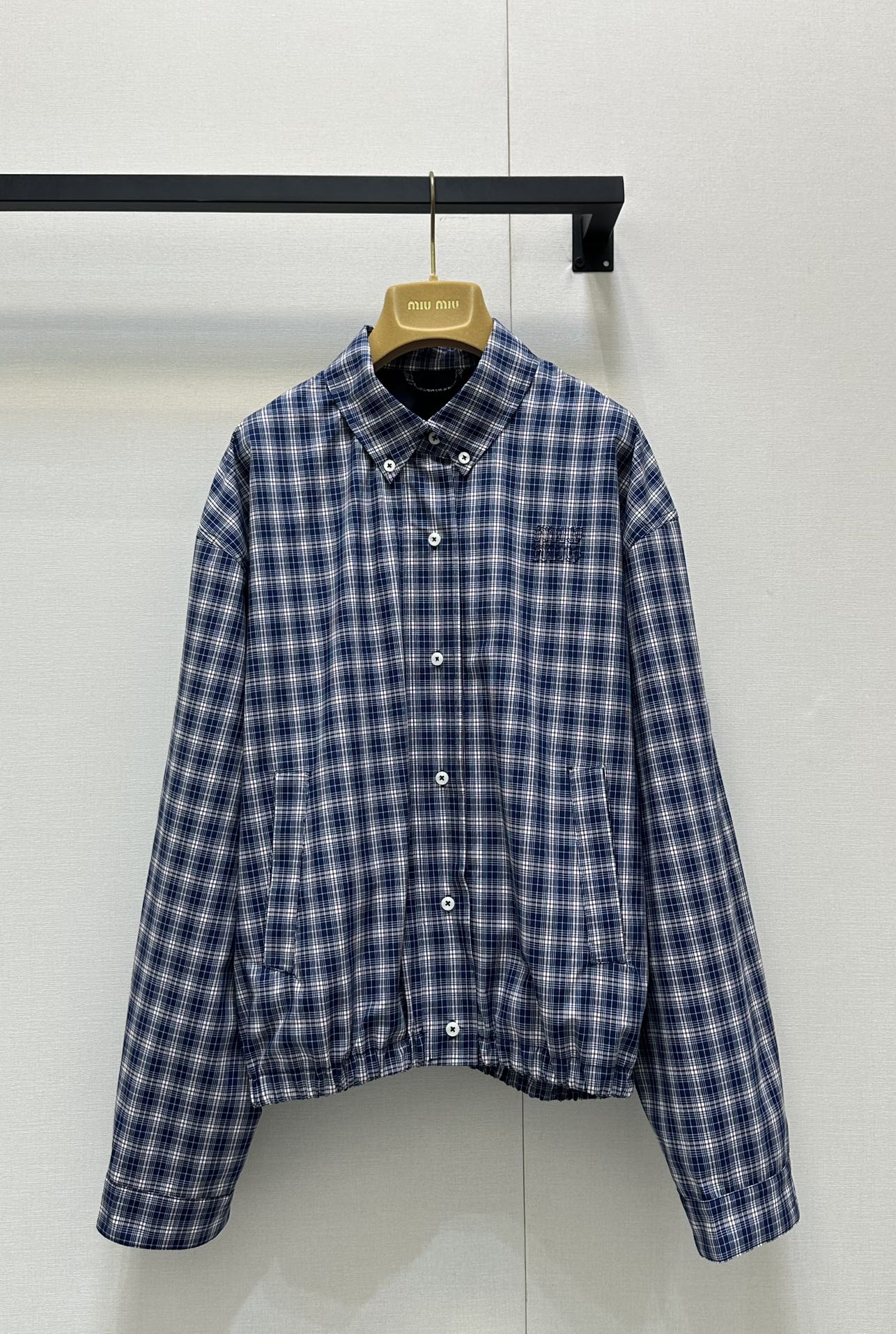 NO:428159,Miumi* 25Ss Spring and Summer New Style Letter Micro Label Embroidered Checkered Jacket Jacket. Original Development!  High-end production!  The same style for men and women, the casual and exquisite design style of the fixed fabric, the casual series silhouette and Polo plaid interpret the relaxed and comfortable femininity, and the embroidered logo on the chest adds iconic elements. A simple and high-end jacket!  Spot SML real-time photos, miumiu, jackets & coats, jackets & coats, alexander wang19860909Miumi* 25Ss春夏新款 字母微标贴布绣格纹夹克外套.原版开发！高版出品！男女同款,定织面料休闲而精致的设计风格,休闲系列廓形与Polo格纹演绎轻松自在的女性气质,胸前logo 刺绣徽标平添标志性元素.简单而高级感外套！现货 SML大货实拍,,miumiu,jackets & coats,jackets & coats,alexander wang,Women's clothing