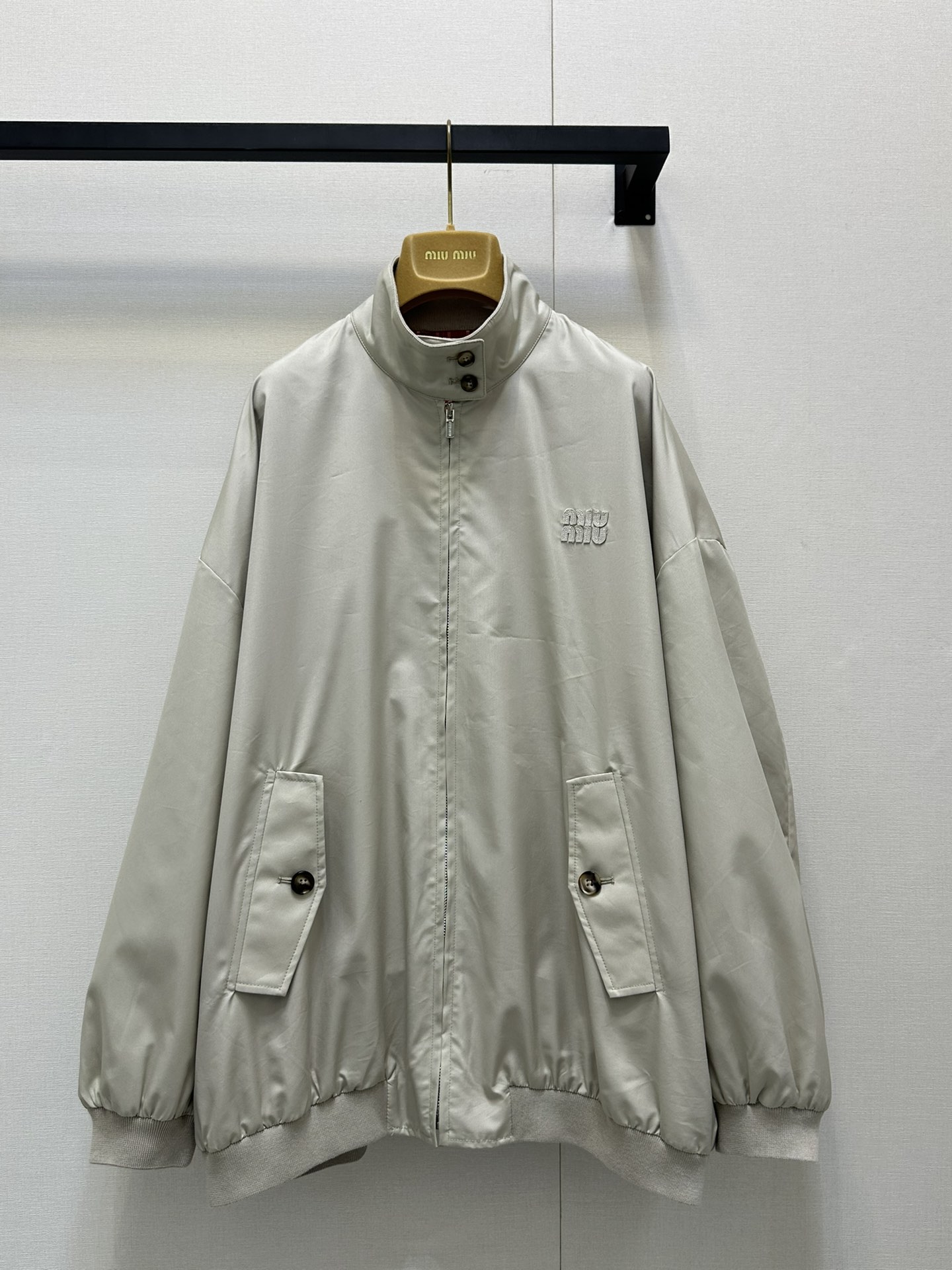 NO:428171,Miu Mi* 25Ss spring and summer new model with micro-label red plaid lining lapel long sleeve loose casual jacket. Original development!  High-end production!  Customized woven inner lining fabrics, pay attention to the difference between the lower versions on the market!  Loose style for men and women, decorated with brand logo embroidery, retro style elements, custom fabric texture is excellent. Perfect workmanship quality depends on details. Spot SML large-scale real shot, miumiu, jackets & coats, alexander wang19860909Miu Mi* 25Ss春夏新款 微标红格内衬翻领长袖宽松休闲外套.原版开发！高版出品！定制色织内衬面料 注意区别市面低版本！男女同款宽松版型 饰有品牌标识刺绣 复古风格元素 定制面料质感超赞.完美做工品质看细节.现货 SML大货实拍,,miumiu,jackets & coats,alexander wang,Women's clothing