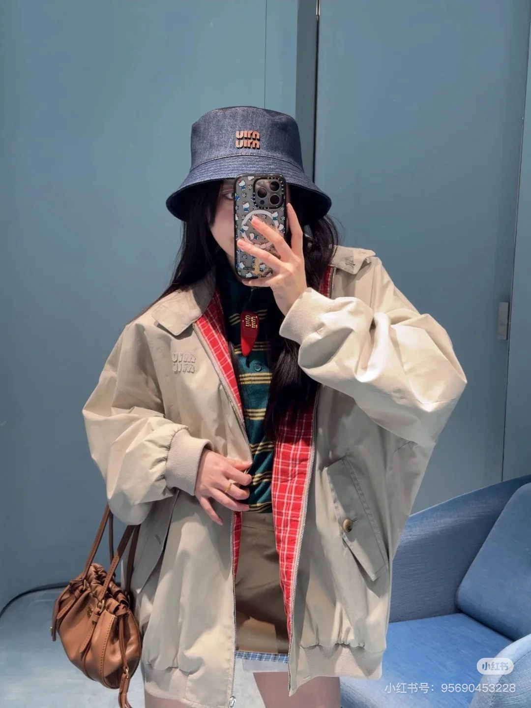 NO:428177,Miu Mi* 25Ss spring and summer new model with micro-label red plaid lining lapel long sleeve loose casual jacket. Original development!  High-end production!  Customized woven inner lining fabrics, pay attention to the difference between the lower versions on the market!  Loose style for men and women, decorated with brand logo embroidery, retro style elements, custom fabric texture is excellent. Perfect workmanship quality depends on details. Spot SML,,miumiu, jackets & coats,alexander wang19860909Miu Mi* 25Ss春夏新款 微标红格内衬翻领长袖宽松休闲外套.原版开发！高版出品！定制色织内衬面料 注意区别市面低版本！男女同款宽松版型 饰有品牌标识刺绣 复古风格元素 定制面料质感超赞.完美做工品质看细节.现货 SML,,miumiu,jackets & coats,alexander wang,Women's clothing