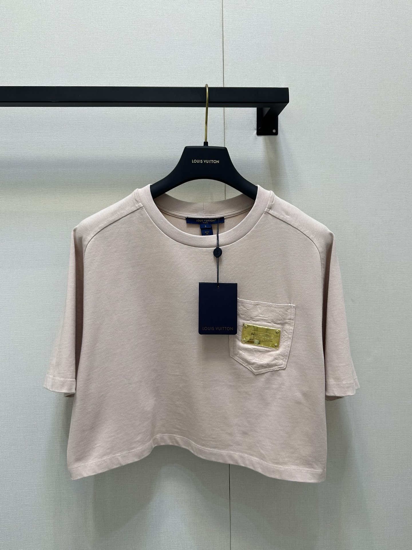 NO:428200,(Top) 25new denim patch iron sheet pocket round neck short sleeves difference between old-fashioned denim pocket style MONOGRAM design is really clever and changeable. Exclusive custom imported yb cotton material, customized soft and comfortable cotton knit, classic, fashionable and high-end!  The style is not picky about others and looks slim!  1:1 super style for spring and summer wear items. The latest items for summer. Accept the exclusive high-end version. SML large-scale real-time photos, T-shirt, alexander wang19860909（上衣） 25new牛仔贴布铁片口袋圆领短袖区别老花牛仔口袋款式MONOGRAM设计真的是灵巧多变 独家定制进口yb棉材质,定制柔软舒适的棉质针织,经典时髦又高级！版型不挑人上身巨显瘦！春夏实穿的单品1:1超赞版型 夏季最新单品 认准独家高版本 现货 SML大货实拍,,T-shirt,alexander wang,Women's clothing