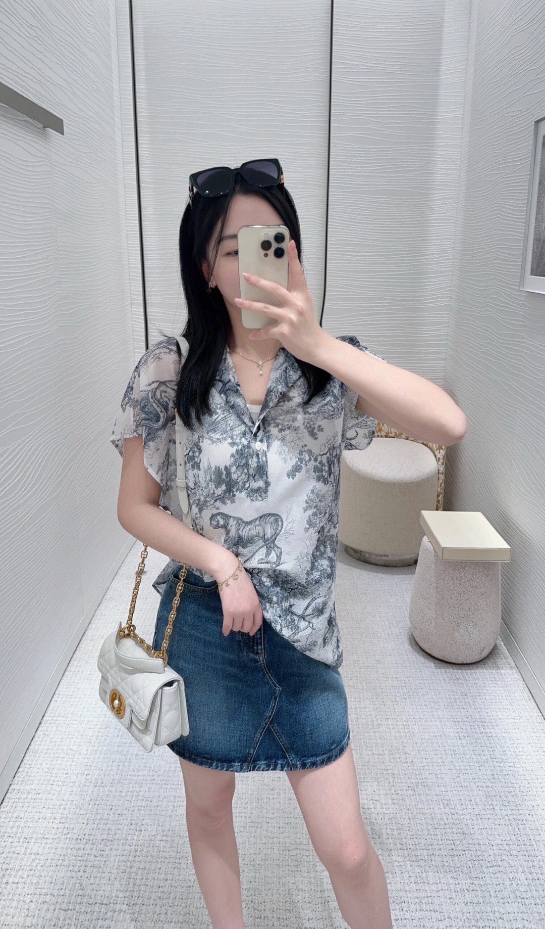 NO:428194,Dio*2025 new product, animal printed shirt skirt, customized YB imported silk cotton material, texture, shiny, draped and stylish, half-open round neck short-sleeved long shirt cut, can be used for dress matching, full-print jungle animal patterns, bringing a strong vacation atmosphere, using the front and back staggered lengths, modifying lines, the upper body is more fashionable, covers the flesh and makes it look slim, slightly transparent silk cotton material, lighter and more suitable for summer 2 colors,,dior, skirts,shirts, T-shirts, alexander wang19860909Dio*2025新品 动物印花衬衫裙 定制YB进口丝棉材质 质感光泽 垂顺有型 半开襟圆领短袖长款衬衫剪裁 可做连衣裙搭配使用 通体满印丛林动物图案 带来浓烈度假气息 利用前后错落长短 修饰线条 上身更为洋气时髦 遮肉显瘦 微透丝棉材质 轻盈感更适配夏天 2色,,dior,skirts,shirts,T-shirt,alexander wang,Women's clothing