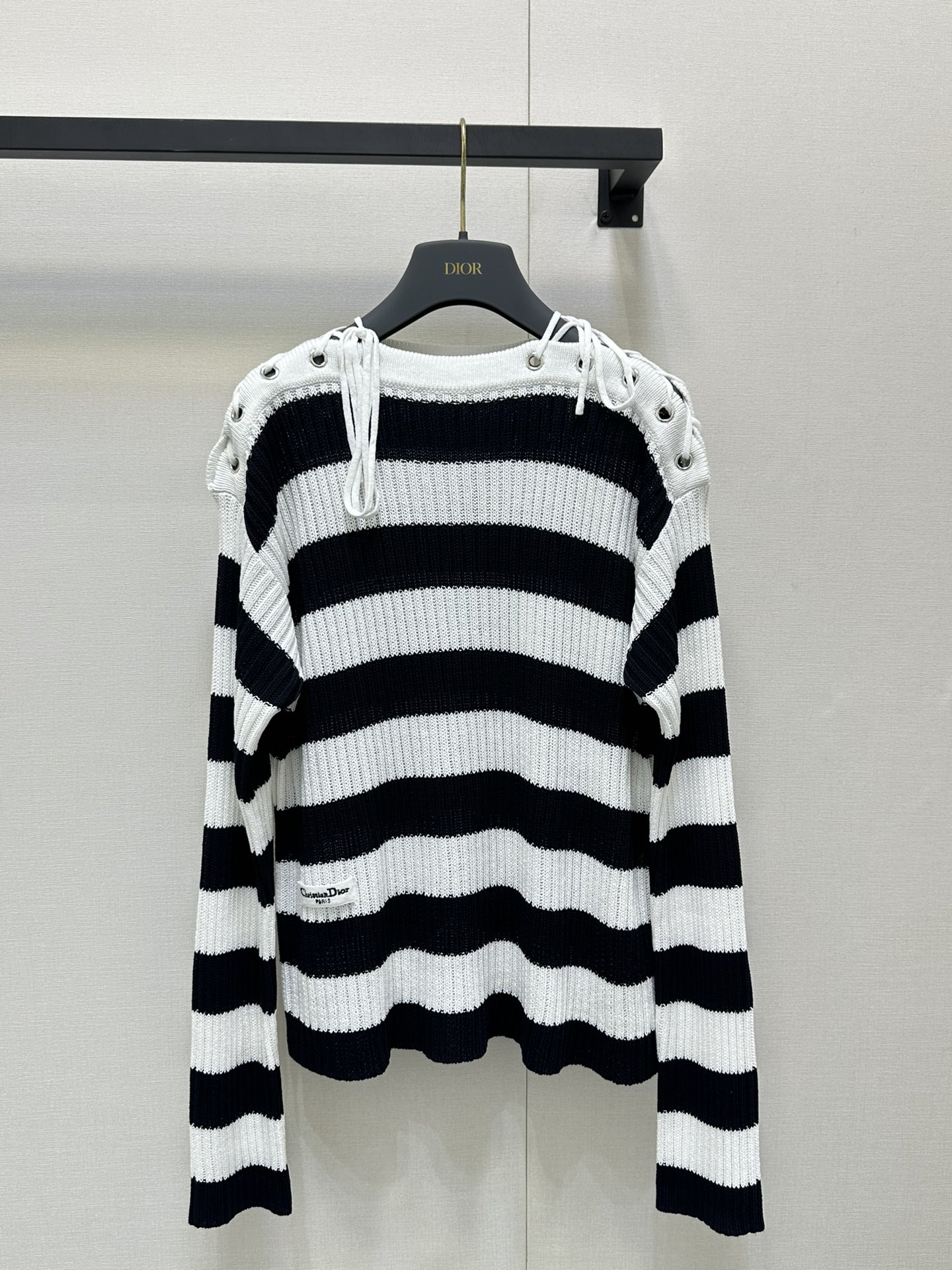 NO:436939,Dio* newest product rope knitted short sleeves Customized YB cotton yarn weaving delicate texture Soft and breathable Knitted short sleeve cuts Delicate knitted with elastic fabrics Regular sleeve styles show fashionable temperament Slimming and inclusive body shapes Fully striped chest letter logo decoration Show brand tone Symmetric piercing knot design on both sides of the shoulders Handsome cute Full personality Knit design Removable knot design Different ways of wearing Detachment and instantly turning into a one-shoulder top The style does not pick the age and skin tone Match with skirts and pants Adapt to a fashionable style of age reduction SML large-scale real shots, Dior, skirts, T-shirt, alexander wang19860909Dio*新品绳结条纹针织短袖 定制YB全棉纱线织造 细腻肌理 柔软透气 针织短袖裁剪 通体细腻针织搭配弹性十足的面料 常规廓袖版型穿出时髦气质 显瘦包容身材 通体条纹胸前字母徽标装饰 展示品牌调性 肩膀两侧对称穿孔绳结设计 帅气可爱 个性十足 绳结可拆设计 演绎不同穿法 拆掉秒变一字肩上衣 款式不挑年龄肤色 搭配裙装裤装 适配减龄时髦风格 SML大货实拍,,dior,skirts,T-shirt,alexander wang,Women's clothing