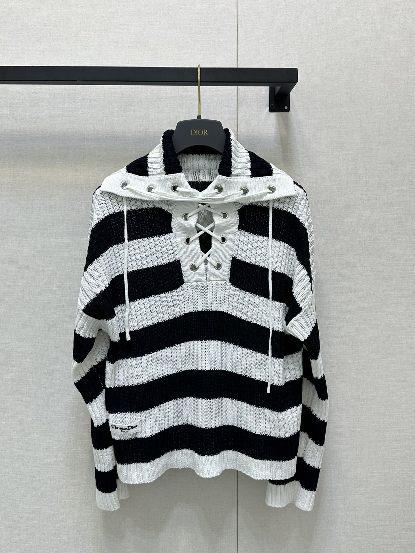 NO:436941,ODio* new product rope knitted short sleeves Customized YB cotton yarn weaving delicate texture Soft and breathable Knitted short sleeve cuts Delicate knitted with elastic fabrics Regular sleeve styles show fashionable temperament Slimming and inclusive body shapes Fully striped chest letter logo decoration Show brand tone Symmetrical perforated rope knot design on both sides of the shoulders Handsome cute Full personality Knit design Removable knit design Different ways of wearing Detachment and instantly turning into a one-shoulder top The style does not pick the age and skin tone Match with skirts and pants Adapt to a fashionable style of age reduction SML large-scale real shots, Dior, skirts, T-shirt, alexander wang19860909ODio*新品绳结条纹针织短袖 定制YB全棉纱线织造 细腻肌理 柔软透气 针织短袖裁剪 通体细腻针织搭配弹性十足的面料 常规廓袖版型穿出时髦气质 显瘦包容身材 通体条纹胸前字母徽标装饰 展示品牌调性 肩膀两侧对称穿孔绳结设计 帅气可爱 个性十足 绳结可拆设计 演绎不同穿法 拆掉秒变一字肩上衣 款式不挑年龄肤色 搭配裙装裤装 适配减龄时髦风格 SML大货实拍,,dior,skirts,T-shirt,alexander wang,Women's clothing