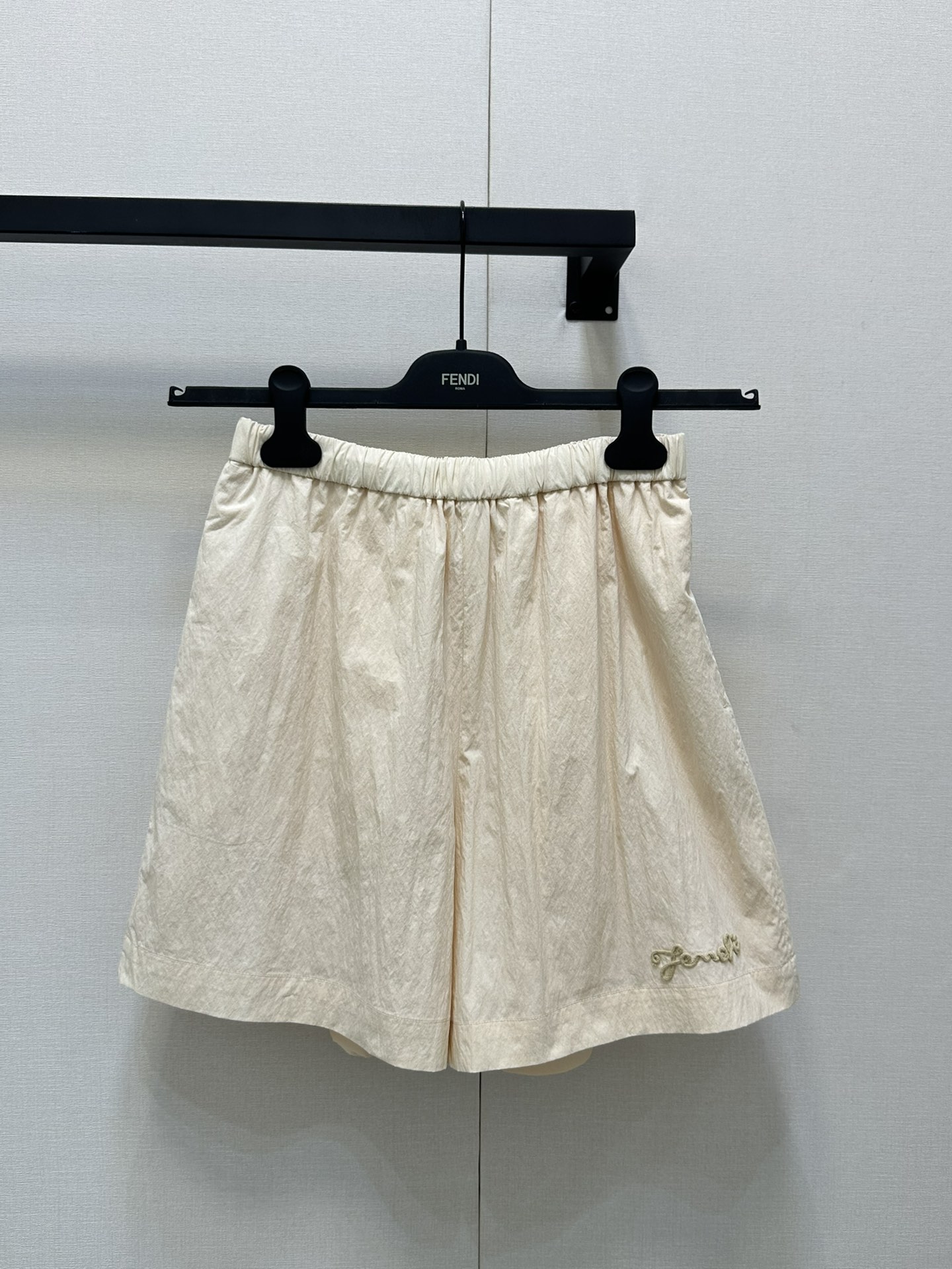 NO:428164,(Shorts) Fend*2025 new product lapel sunscreen jacket shorts set Original development High-version production adopts special tray embroidery process. Comfortable and easy to wear, crisp and stylish Lapel stand-up collar two-wear sunscreen jacket Short casual suit Two-way zippers are easy to put on and off, flip pockets embellish the floral brand letter logo, which is more advanced in echoing the back embroidered logo. Combined with the hem drawstring edging style, adds a casual and fashionable feeling of work clothes, and the visual effect is richer. Paired with shorts in the same series, the brand logo echoes the top and bottom, highlights the fashionable and fashionable positioning, complete set of upper body, fashionable and fashionable!  Accurate version SML big product real shots, fendi, shorts, jackets & coats, alexander wang19860909（短裤） Fend*2025新品翻领防晒外套短裤套装 原版开发 高版出品 采用特种盘带绣花工艺.舒适好穿 挺括有型 翻领立领两穿防晒外套 短裤休闲套装 双向拉链便于穿脱开衩 翻盖口袋点缀花体品牌字母徽标 与后背刺绣徽标呼应更显高级 配合下摆抽绳包边样式 增添工装休闲时尚感 视觉效果更显丰富 搭配同系列短裤 品牌徽标上下呼应 彰显时髦潮流定位 成套上身 时髦洋气！认准版本 SML大货实拍,,fendi,shorts,jackets & coats,alexander wang,Women's clothing