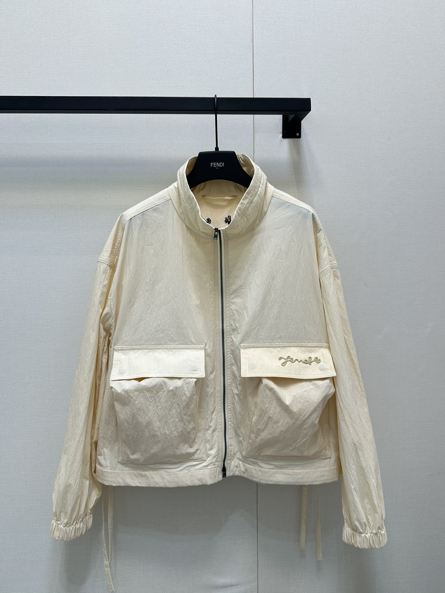 NO:428176,(Coat) Fend*2025 new product Lapel Sunscreen Jacket Shorts Set Original Development High-Premium Products Use special tray embroidery technology. Comfortable and easy to wear, crisp and stylish Lapel stand-up collar two-wear sunscreen jacket Short casual suit Two-way zippers are easy to put on and off, flip pockets embellish the floral brand letter logo, which is more advanced in echoing the back embroidered logo. Combined with the hem drawstring edging style, add a casual and fashionable feeling of work clothes, and the visual effect is richer. Paired with the same series of shorts, the brand logo echoes the upper and lower, highlights the fashionable positioning, complete set of upper body, fashionable and fashionable!  Accurate version SML big product real shots, fendi, shorts, jackets & coats, alexander wang19860909（外套） Fend*2025新品翻领防晒外套短裤套装 原版开发 高版出品 采用特种盘带绣花工艺.舒适好穿 挺括有型 翻领立领两穿防晒外套 短裤休闲套装 双向拉链便于穿脱开衩 翻盖口袋点缀花体品牌字母徽标 与后背刺绣徽标呼应更显高级 配合下摆抽绳包边样式 增添工装休闲时尚感 视觉效果更显丰富 搭配同系列短裤 品牌徽标上下呼应 彰显时髦潮流定位 成套上身 时髦洋气！认准版本 SML大货实拍,,fendi,shorts,jackets & coats,alexander wang,Women's clothing