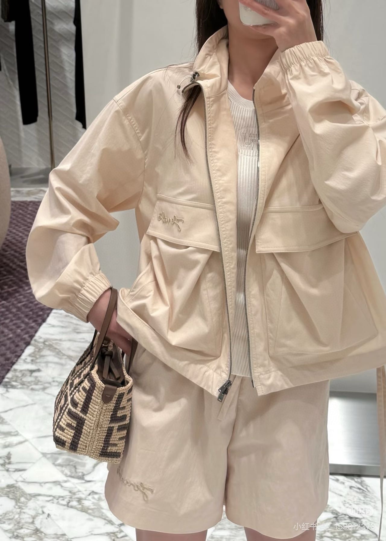 NO:428182,(Coat) Fend*2025 new product Lapel Sunscreen Jacket Shorts Set Original Development High-Premium Products Use special tray embroidery technology. Comfortable and easy to wear, crisp and stylish Lapel stand-up collar two-wear sunscreen jacket Short casual suit Two-way zippers are easy to put on and off, flip pockets embellish the floral brand letter logo, which is more advanced in echoing the back embroidered logo. Combined with the hem drawstring edging style, add a casual and fashionable feeling of work clothes, and the visual effect is richer. Paired with the same series of shorts, the brand logo echoes the upper and lower, highlights the fashionable positioning, complete set of upper body, fashionable and fashionable!  SML, fendi, shorts, jackets & coats, alexander wang19860909（外套） Fend*2025新品翻领防晒外套短裤套装 原版开发 高版出品 采用特种盘带绣花工艺.舒适好穿 挺括有型 翻领立领两穿防晒外套 短裤休闲套装 双向拉链便于穿脱开衩 翻盖口袋点缀花体品牌字母徽标 与后背刺绣徽标呼应更显高级 配合下摆抽绳包边样式 增添工装休闲时尚感 视觉效果更显丰富 搭配同系列短裤 品牌徽标上下呼应 彰显时髦潮流定位 成套上身 时髦洋气！认准版本 SML,,fendi,shorts,jackets & coats,alexander wang,Women's clothing