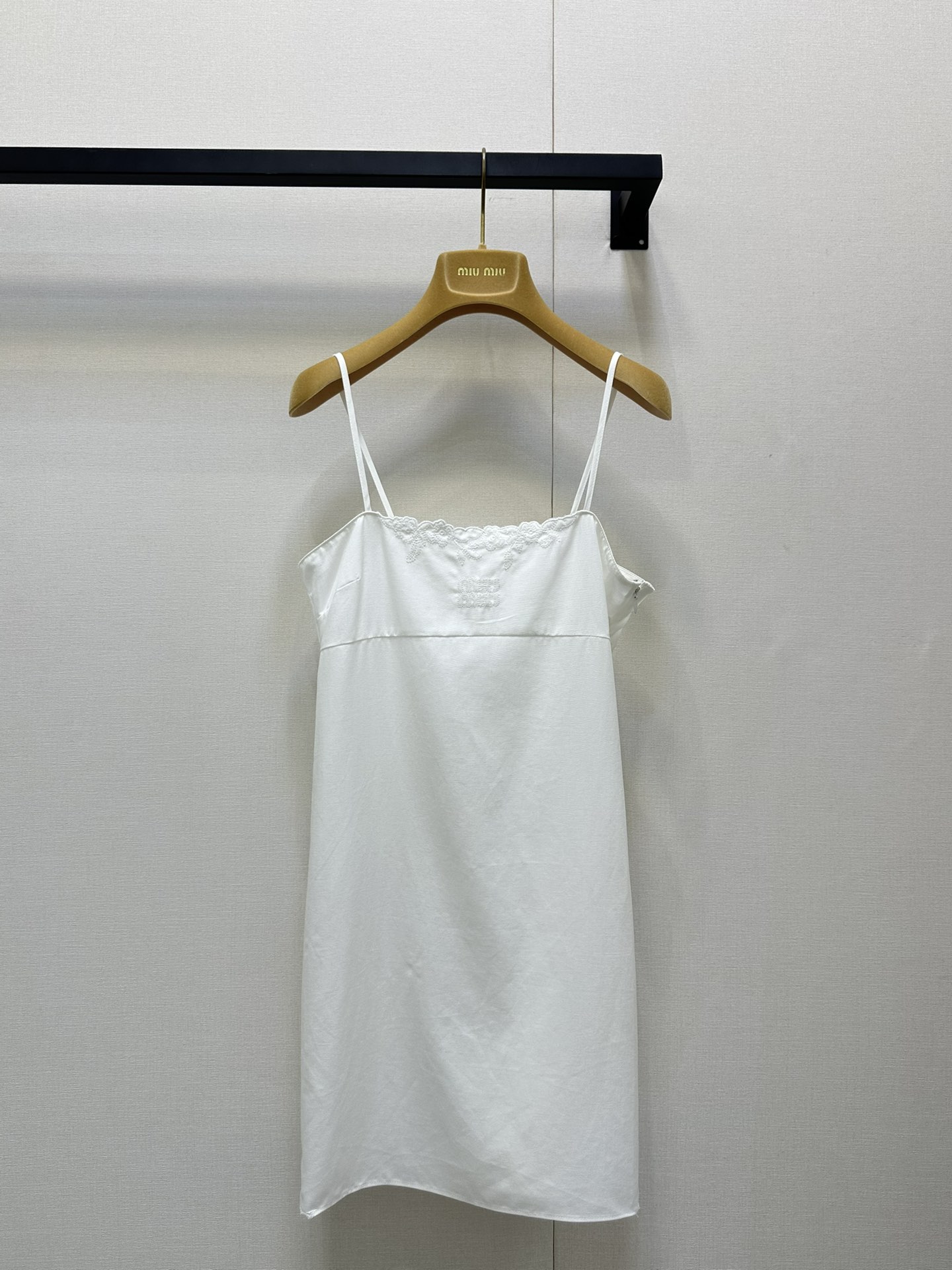 NO:428855,Miumi* 25Ss Spring and Summer New Embroidered Dian Canvas Sling Dress. Original Developed!  High-end production!  The upper body is very high-end and full of temperament instantly!  A must-have dress!  A dress with a sense of atmosphere. Wear it to make your debut in the C position with a clean and neat tailoring style. Whether it is inner or single, it is high-end, simple and fashionable. Recommended and recommended. SML large-scale real-time photos, miumiu, skirts, alexander wang19860909Miumi* 25Ss春夏新款 刺绣粗斜纹帆布吊带连衣裙.原版开发！高版出品！上身非常高级气质瞬间拉满！必入的一款连衣裙！自带氛围感的一条连衣裙 穿上它妥妥滴让你C位出道剪裁版型干净利落～无论内搭还是单穿都高级简约又时髦的一款,推荐推荐现货 SML大货实拍,,miumiu,skirts,alexander wang,Women's clothing