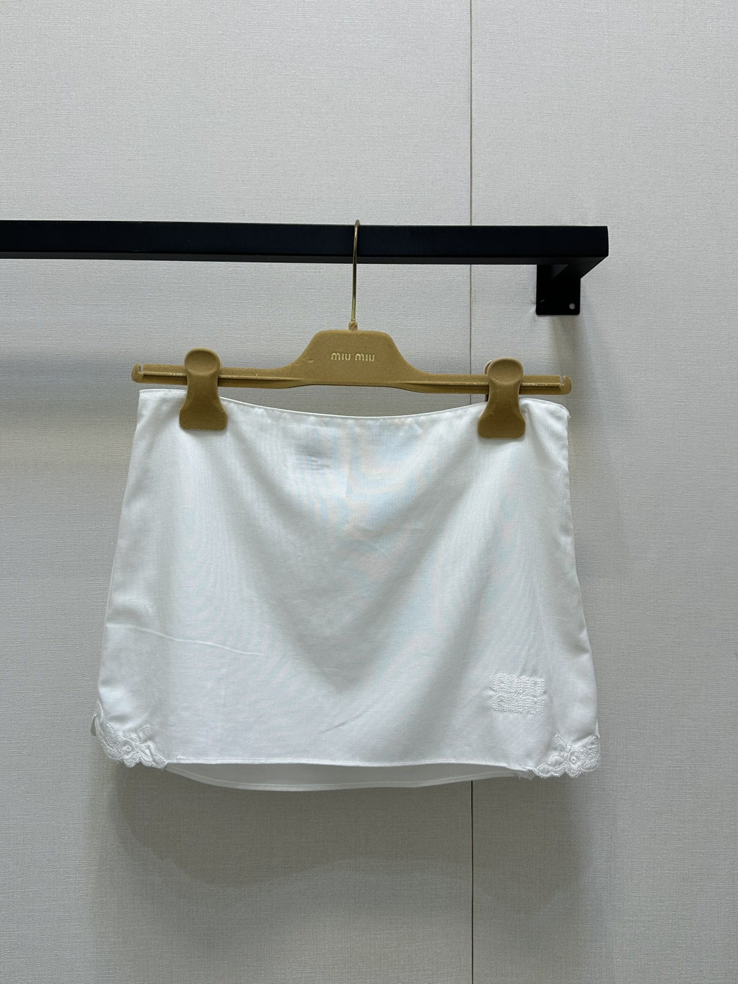 NO:428879,(Skirt) Miumi* 25Ss Spring and Summer New Embroidered Dian Skirt. Original Developed!  High-end production!  A must-have item for hot girls!  The photo is super chicky and fashionable!  Absolutely unique. One set of heavy industry technology is complicated in workmanship!  The details are perfect!  It's really beautiful~ Jimei, rush to the duck!  Spot SML real-time photos, miumiu, skirts, alexander wang19860909（半裙） Miumi* 25Ss春夏新款 刺绣粗斜纹短裙.原版开发！高版出品！辣妹女孩们必入单品！拍照超鸡具有时髦感！绝对的与众不同 一套都是重工工艺 做工复杂！细节也做到完美！真的非常好看～集美们 冲鸭！现货 SML大货实拍,,miumiu,skirts,alexander wang,Women's clothing