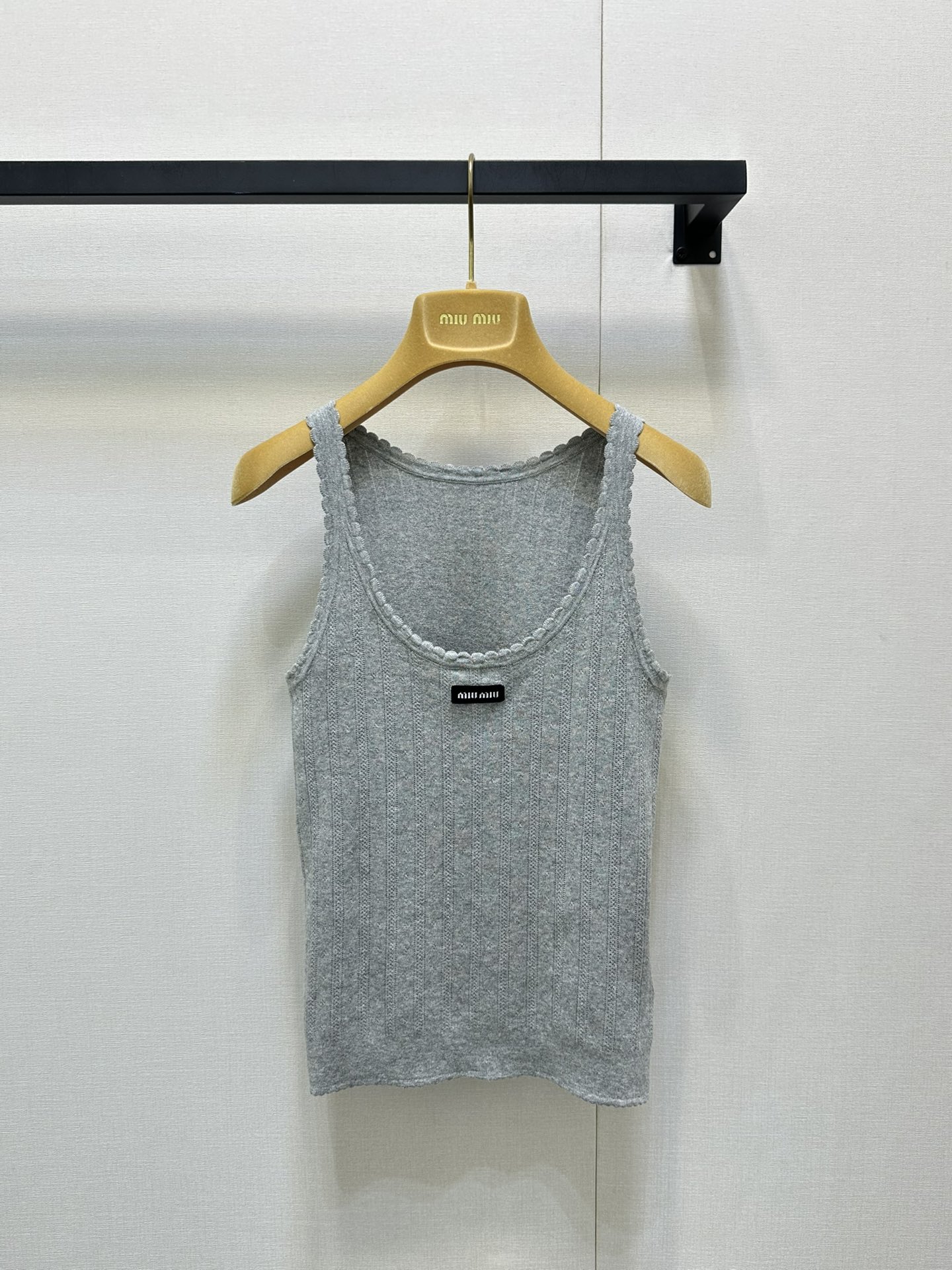 NO:428830,Miumi*25Ss spring and summer new style, hidden flower logo letter hollow knitted lace round neck sleeveless vest. Original development!  High-end production!  White, rich and beautiful must be used as a magical tool. The versatile and versatile slim fit is super slim. The imported yarn is super comfortable. The retro temperament is fashionable and high-end!  The upper body looks huge and slim!  Customized yarn material, elegant and high-end girl, spot SML big-name real shot, miumiu, alexander wang19860909Miumi*25Ss春夏新款 崁花徽标字母镂空针织花边圆领无袖背心.原版开发！高版出品！白富美必入神器 万能百搭修身版型超显瘦 进口纱线质感超舒适 复古气质时髦又高级！版型上身巨显瘦！定制纱线材质 名媛少女优雅又高级 现货 SML大货实拍,,miumiu,alexander wang,Women's clothing