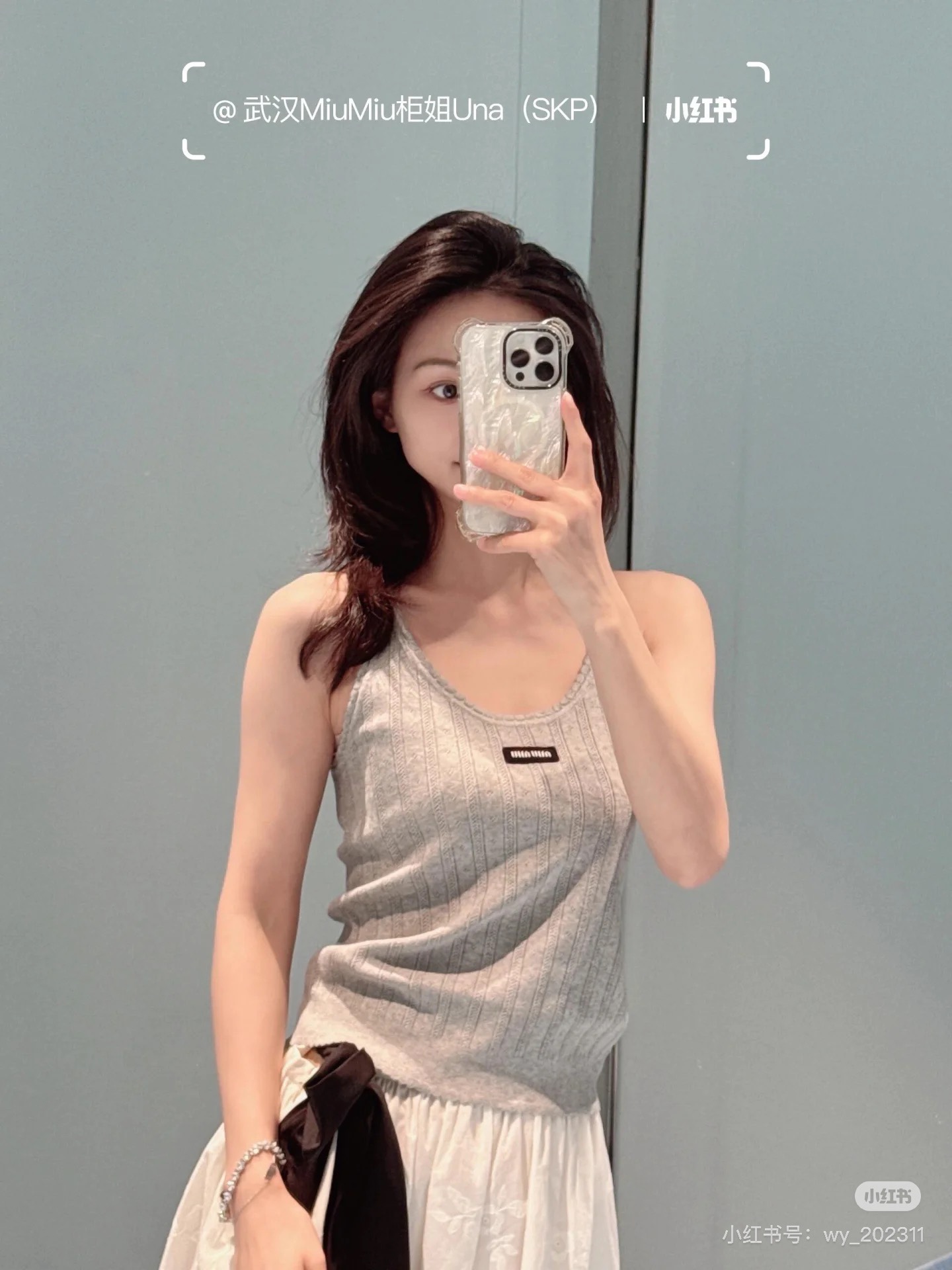 NO:428835,Miumi*25Ss spring and summer new style, hidden flower logo letter hollow knitted lace round neck sleeveless vest. Original development!  High-end production!  White, rich and beautiful must be used as a magical tool. The versatile and versatile slim fit is super slim. The imported yarn is super comfortable. The retro temperament is fashionable and high-end!  The upper body looks huge and slim!  Customized yarn material, elegant and high-end girl, spot SML, miumiu, alexander wang19860909Miumi*25Ss春夏新款 崁花徽标字母镂空针织花边圆领无袖背心.原版开发！高版出品！白富美必入神器 万能百搭修身版型超显瘦 进口纱线质感超舒适 复古气质时髦又高级！版型上身巨显瘦！定制纱线材质 名媛少女优雅又高级 现货 SML,,miumiu,alexander wang,Women's clothing