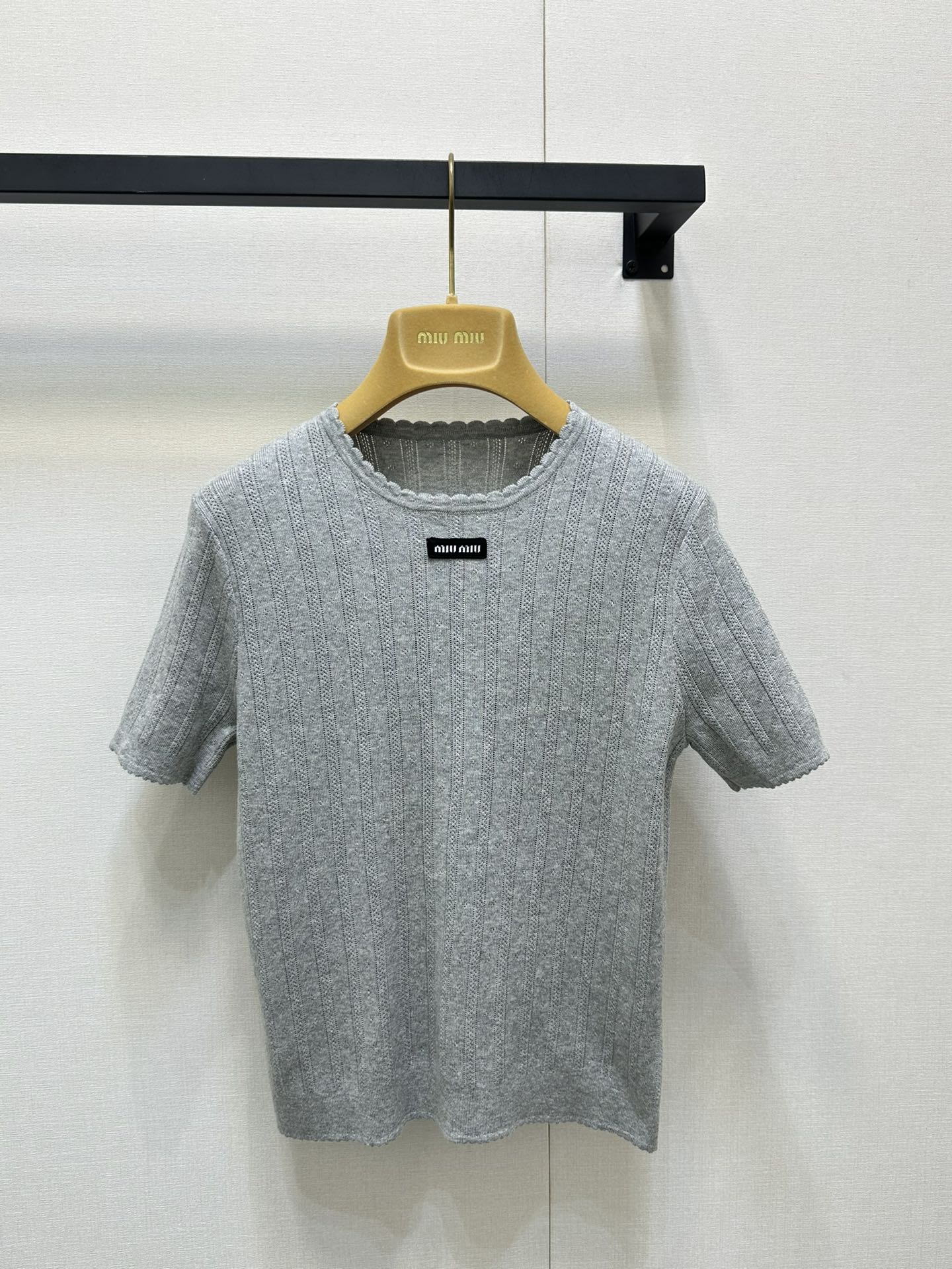 NO:428840,Miumi*25Ss spring and summer new style, hidden flower logo letter hollow knitted lace round neck short-sleeved top. Original development!  High-end production!  White, rich and beautiful must be used as a magical tool. The versatile and versatile slim fit is super slim. The imported yarn is super comfortable. The retro temperament is fashionable and high-end!  The upper body looks huge and slim!  Customized yarn material, elegant and high-end girl, spot SML big-name real shot, miumiu, T-shirt, alexander wang19860909Miumi*25Ss春夏新款 崁花徽标字母镂空针织花边圆领短袖上衣.原版开发！高版出品！白富美必入神器 万能百搭修身版型超显瘦 进口纱线质感超舒适 复古气质时髦又高级！版型上身巨显瘦！定制纱线材质 名媛少女优雅又高级 现货 SML大货实拍,,miumiu,T-shirt,alexander wang,Women's clothing