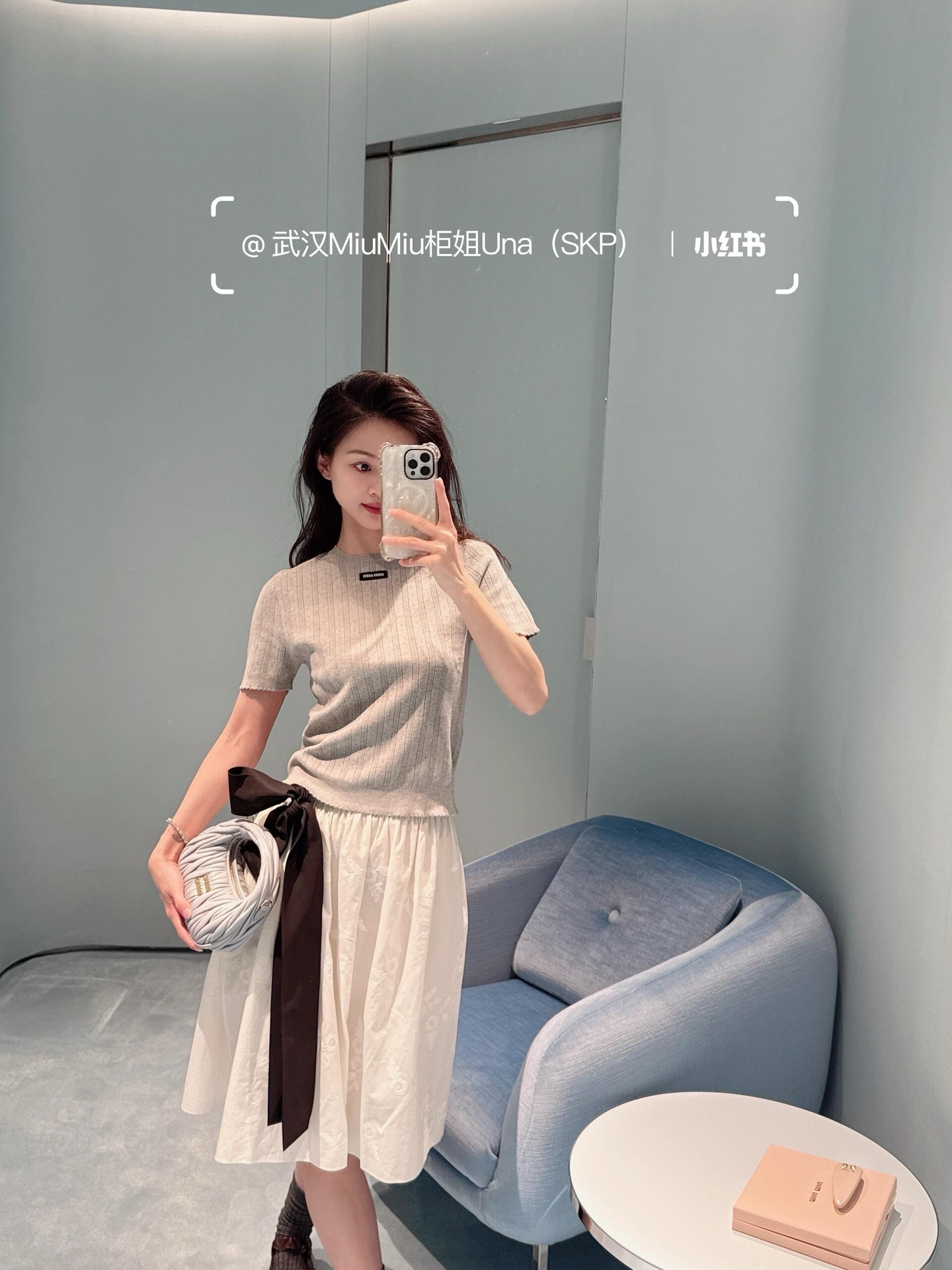 NO:428845,Miumi*25Ss spring and summer new style, hidden flower logo letter hollow knitted lace round neck short-sleeved top. Original development!  High-end production!  White, rich and beautiful must be used as a magical tool. The versatile and versatile slim fit is super slim. The imported yarn is super comfortable. The retro temperament is fashionable and high-end!  The upper body looks huge and slim!  Customized yarn material, elegant and high-end girl, spot SML,,miumiu,T-shirt,alexander wang19860909Miumi*25Ss春夏新款 崁花徽标字母镂空针织花边圆领短袖上衣.原版开发！高版出品！白富美必入神器 万能百搭修身版型超显瘦 进口纱线质感超舒适 复古气质时髦又高级！版型上身巨显瘦！定制纱线材质 名媛少女优雅又高级 现货 SML,,miumiu,T-shirt,alexander wang,Women's clothing