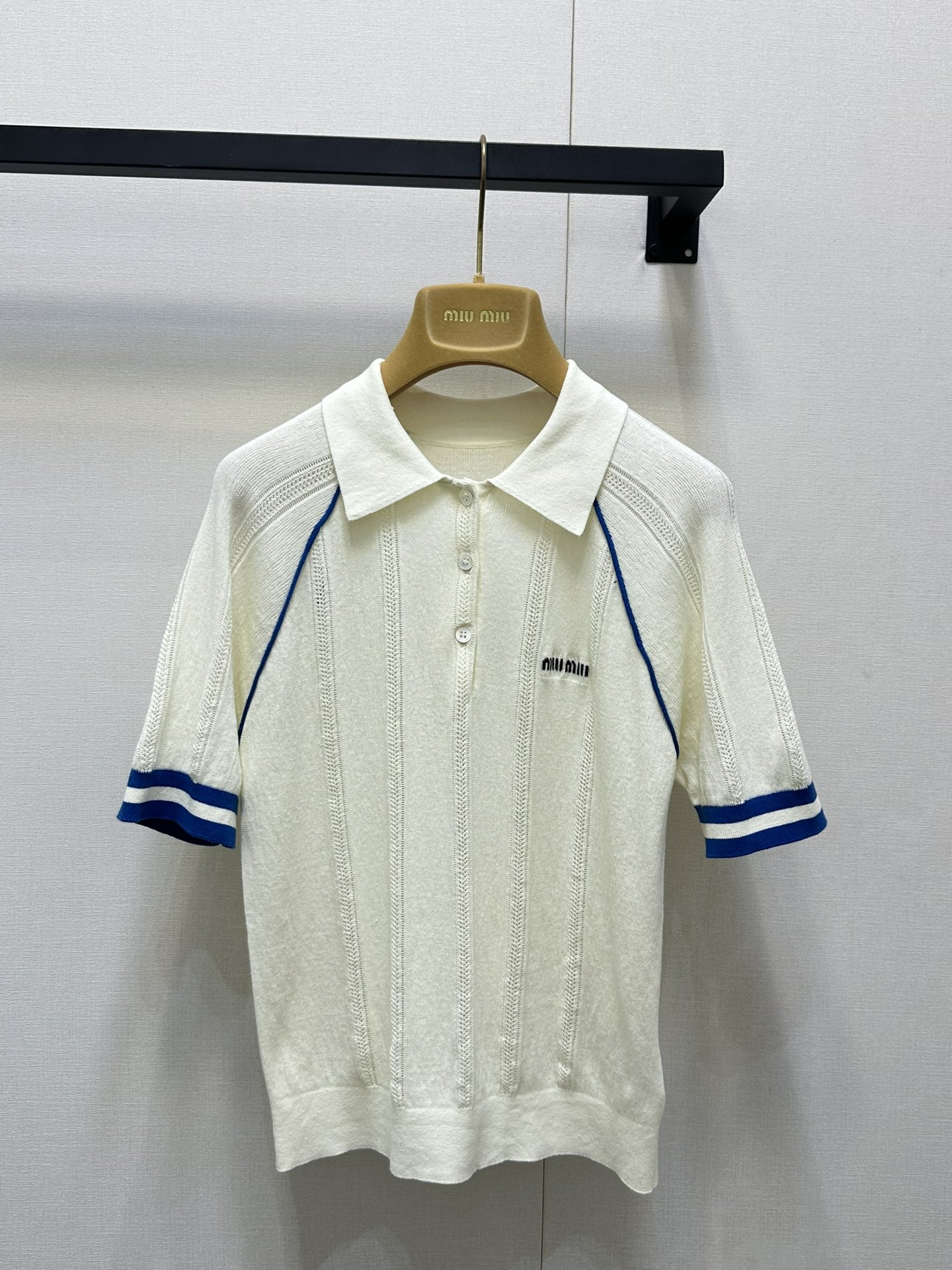 NO:428850,25Miu Academy-style logo contrast knitted Polo shirt. It is simple and youthful short-sleeved T-shirt. It is extremely simple and fashionable. It has a color-blocking design and loose style, and has no limitations on the figure. It contains extremely fine cotton wool yarn, which is light and soft, has a high breathability and is wrinkle-proof, and it is not tied at all. It also has a warm feeling. Blue and white minimalist aesthetics! It is really healing, no matter whether you are playful, cute or gentle and quiet!  SML big-name real shot, miumiu, T-shirt, tees, t-shirt, alexander wang1986090925Miu学院风徽标撞色针织Polo衫 穿搭简约青春感短袖T恤,简单到极致就是时髦,拼色设计,版型宽松,对于身材没有局限性.含棉毛极细纱线,手感轻巧柔软,透气度极高而且防皱,贴身完全不扎,还有一种温润感.蓝白极简美学!真的很治愈,不管你是俏皮可爱还是温柔沉静都能驾驭！SML大货实拍,,miumiu,T-shirt,tees，t-shirt,alexander wang,Women's clothing