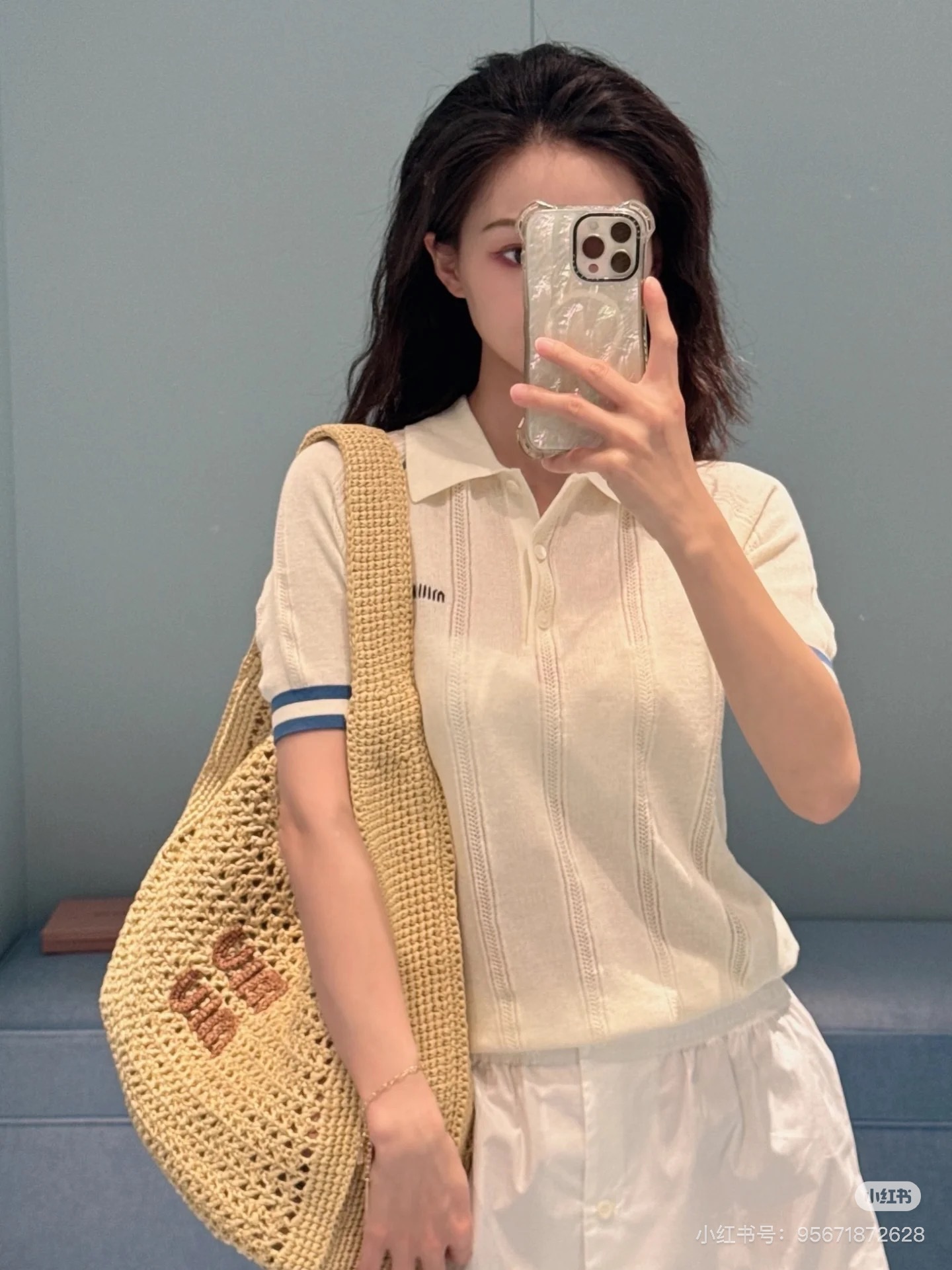 NO:428854,25Miu Academy-style logo contrast knitted Polo shirt. It is simple and youthful short-sleeved T-shirt. It is extremely simple and fashionable. It has a color-blocking design and loose style, and has no limitations on the figure. It contains extremely fine cotton wool yarn, which is light and soft, has a high breathability and is wrinkle-proof, and it is not tied at all. It also has a warm feeling. Blue and white minimalist aesthetics! It is really healing, no matter whether you are playful, cute or gentle and quiet!  SML, miumiu, T-shirt,tees, t-shirt,alexander wang1986090925Miu学院风徽标撞色针织Polo衫 穿搭简约青春感短袖T恤,简单到极致就是时髦,拼色设计,版型宽松,对于身材没有局限性.含棉毛极细纱线,手感轻巧柔软,透气度极高而且防皱,贴身完全不扎,还有一种温润感.蓝白极简美学!真的很治愈,不管你是俏皮可爱还是温柔沉静都能驾驭！SML,,miumiu,T-shirt,tees，t-shirt,alexander wang,Women's clothing