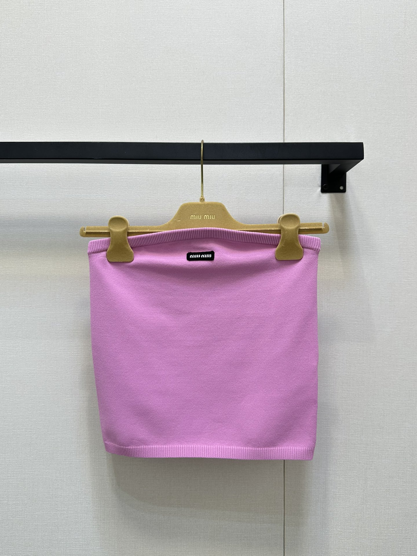 NO:428858,Miumi* 25Ss spring and summer new model, micro-label fluorescent color knitted strapless. Original development!  High-end production!  Imported yarn weaving, delicate texture, soft and comfortable, flat-mouth strap cutting, threaded edges add exquisite tone, slim fit style to create a fashionable temperament, slim and inclusive body, two fluorescent bright colors available in the whole body, embellished with the center letter logo, displaying elegant and sweet brand tone, the strap top is extremely matched, unlocking various ways of wearing!  Spot SML big-ticket real shot, miumiu, alexander wang19860909Miumi* 25Ss春夏新款 微标荧光色针织抹胸.原版开发！高版出品！进口纱线织造 细腻肌理 柔软舒适 平口抹胸裁剪 螺纹包边增添精致调性 修身版型穿出时髦气质 显瘦包容身材 通体两款荧光亮色可选 居中字母徽标点缀 展示优雅甜美的品牌调性 抹胸上衣搭配性极高 解锁各种穿搭方式！现货 SML大货实拍,,miumiu,alexander wang,Women's clothing