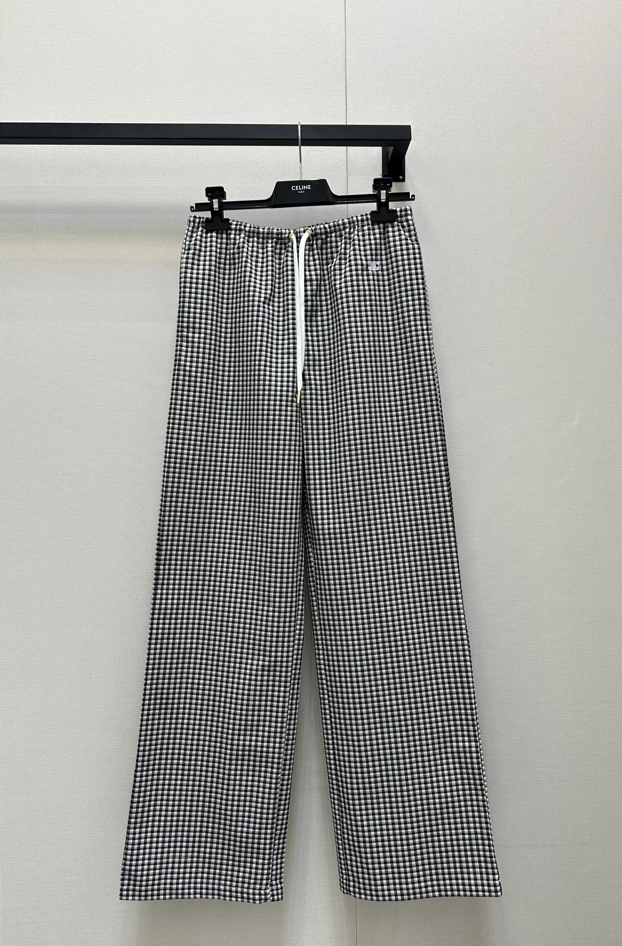 NO:428863,Celine25 new style, classic retro plaid trousers. Original development, high-end production, waist bump white drawstring elastic design, original custom hardware jewelry, clean and high-end!  The upper body is so elegant that the upper body looks very slim. It makes you look effortless and casual. It is especially easy to match. It is super good to take photos and make a movie. It is really suitable to wear it when you go shopping!  The whole pair of pants has a very three-dimensional tailoring, and the sisters!  A hit product that must not be missed!  Get it now!  Spot SML big-ticket real shot, celine, alexander wang19860909Celine25新款 经典复古格子长裤.原版开发 高版出品 腰头撞白色抽绳松紧设计 原版定制五金饰品 干净高级！上身气质感绝了版型上身超显瘦.让你美毫不费力的那种 休闲随性的感觉～特别好搭配 拍照超级出片 出街逛街穿真的很合适！整条裤子立体剪裁很Nice姐妹们！绝对不能错过的爆款！赶快入手吧！现货 SML大货实拍,,celine,alexander wang,Women's clothing