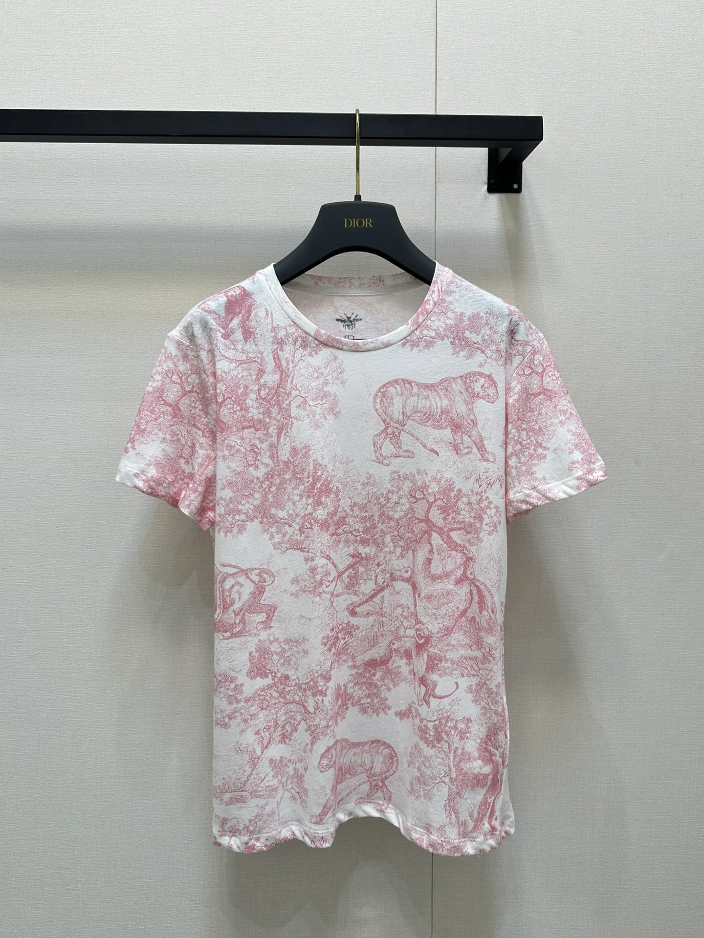 NO:428889,Dior25 new super beautiful T-shirts come from the Dioreviera limited series, decorated with Sauvage Juyi prints, and a new interpretation of Dior classic patterns. They are carefully crafted in white and lily of the valley green cotton and linen-blend jersey fabrics. The regular version is matched with a round neck design, and the back is decorated with classic bee and CD logo. They can be matched with other Dioreviera products to create a sophisticated look!  SML big-ticket real shots, dior, tees, t-shirt, alexander wang19860909Dior25新款 超美的T恤 T恤来自Dioriviera 限定系列,饰以Sauvage 茹伊印花,全新演绎Dior经典图案.采用白色和铃兰绿色棉质和亚麻混纺平纹针织面料 精心制作,常规版型搭配圆领设计,背面饰以经典小蜜蜂和CD标志.可与其他 Dioriviera 単品搭配,打造精致造型！SML大货实拍,,dior,tees，t-shirt,alexander wang,Women's clothing