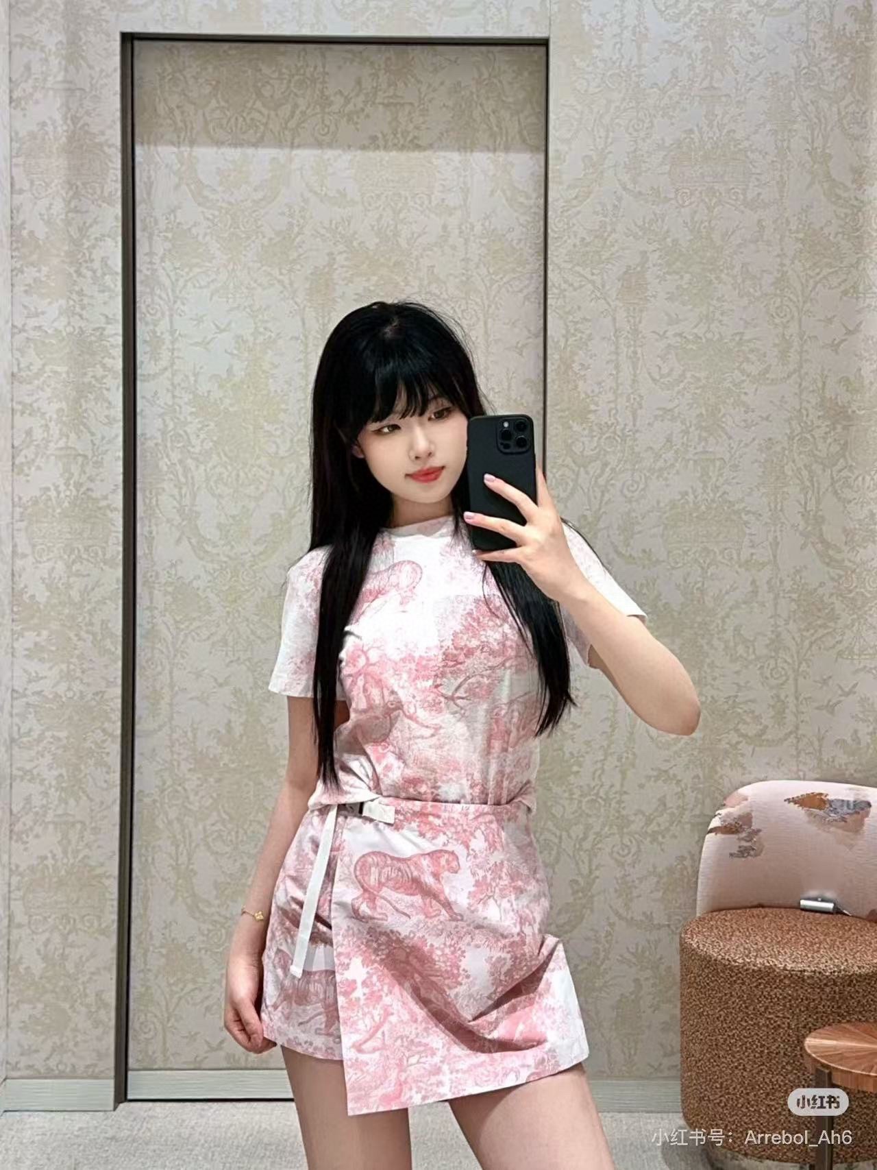 NO:428894,Dior25 new super beautiful T-shirts come from the Dioreviera limited series, decorated with Sauvage Juyi prints, and a new interpretation of Dior classic patterns. They are carefully crafted in white and lily of the valley green cotton and linen-blend jersey fabrics. The regular version is matched with a round neck design, and the back is decorated with classic bee and CD logo. They can be matched with other Dioreviera products to create a sophisticated look!  SML,dior,tees,t-shirt,alexander wang19860909Dior25新款 超美的T恤 T恤来自Dioriviera 限定系列,饰以Sauvage 茹伊印花,全新演绎Dior经典图案.采用白色和铃兰绿色棉质和亚麻混纺平纹针织面料 精心制作,常规版型搭配圆领设计,背面饰以经典小蜜蜂和CD标志.可与其他 Dioriviera 単品搭配,打造精致造型！SML,,dior,tees，t-shirt,alexander wang,Women's clothing