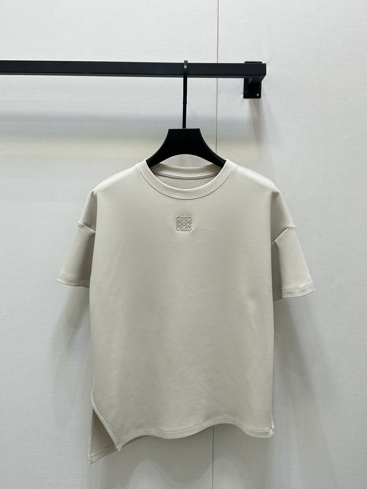 NO:428898,Loewe 25SS early spring new style, round neck small label embroidery, extremely simple short sleeve original development, high-end production!  This is definitely a must-have item for everyone!  Overall custom tailoring design!  Combined with comfort!  Hold on to the high-end outfit!  The simple and elegant small-size design really shows the perfect length of the body. The visual automatically divides the figure into a golden ratio and makes it look slim and versatile. Who can't love it!  Whether wearing it alone or applying it to the base, it is amazing!  Customized fabric texture is super good and versatile in all seasons!  Spot SML big-ticket real shot, loewe, T-shirt, gold, alexander wang19860909Loewe 25SS早春新款 圆领小标刺绣极简短袖原版开发 高版出品！这款绝对是人手必备的单品！整体定制裁剪设计！与舒适度兼具！高级感穿搭拿捏住了！简约大气的小版型设计真的巨显身材恰到好处的衣长 视觉自动将身材分割出黄金比例显瘦百搭谁能不爱！无论单穿或者打底都很绝！定制面料质感超级赞四季百搭的单品！现货 SML大货实拍,,loewe,T-shirt,gold,alexander wang,Women's clothing