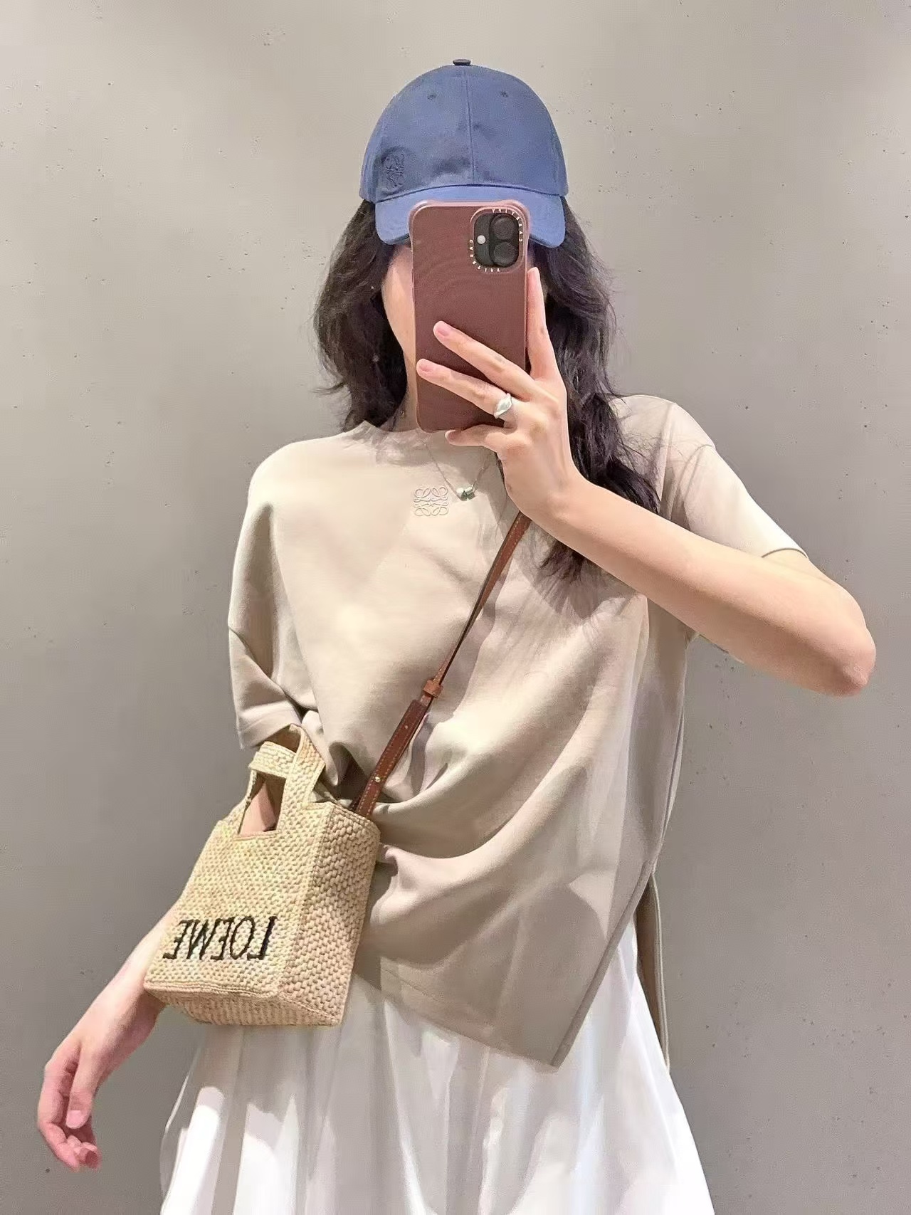 NO:428902,Loewe 25SS early spring new style, round neck small label embroidery, extremely simple short sleeve original development, high-end production!  This is definitely a must-have item for everyone!  Overall custom tailoring design!  Combined with comfort!  Hold on to the high-end outfit!  The simple and elegant small-size design really shows the perfect length of the body. The visual automatically divides the figure into a golden ratio and makes it look slim and versatile. Who can't love it!  Whether wearing it alone or applying it to the base, it is amazing!  Customized fabric texture is super good and versatile in all seasons!  Spot SML, loewe, T-shirt, gold, alexander wang19860909Loewe 25SS早春新款 圆领小标刺绣极简短袖原版开发 高版出品！这款绝对是人手必备的单品！整体定制裁剪设计！与舒适度兼具！高级感穿搭拿捏住了！简约大气的小版型设计真的巨显身材恰到好处的衣长 视觉自动将身材分割出黄金比例显瘦百搭谁能不爱！无论单穿或者打底都很绝！定制面料质感超级赞四季百搭的单品！现货 SML,,loewe,T-shirt,gold,alexander wang,Women's clothing