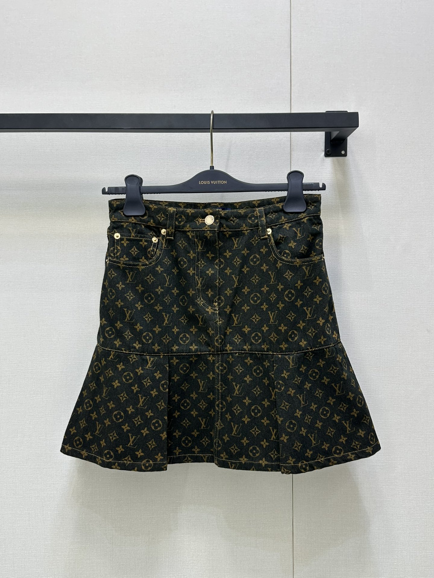 NO:430843,Louis Vuitto* 25Ss Spring and Summer New Monogram Retro Printed Pleated Denim Skirt. Original Developed!  High-end production!  The entire original customization is made 1:1. Details are detailed. The whole body is iconic four-leaf clover element letter logo laser process. It highlights the brand tone. Low waist pleated skirt design adds a sense of styling. Cut and fit the human body curve. It is more crisp and stylish. It is easy to wear and show the charm of long legs. The outfit is brilliant and fashionable. SML large-scale real shots, louis vuitton, skirts, alexander wang19860909Louis Vuitto* 25Ss春夏新款 Monogram复古印花褶皱牛仔半裙.原版开发！高版出品！全件原版定制1:1做 细节精细 通体标志性四叶草元素字母徽标激光工艺处理 彰显品牌调性 低腰压褶裙摆设计 增添造型层次感 裁剪贴合人体曲线 更显挺括有型 轻松穿出长腿魅力 穿搭出彩时髦 现货 SML大货实拍,,louis vuitton,skirts,alexander wang,Women's clothing