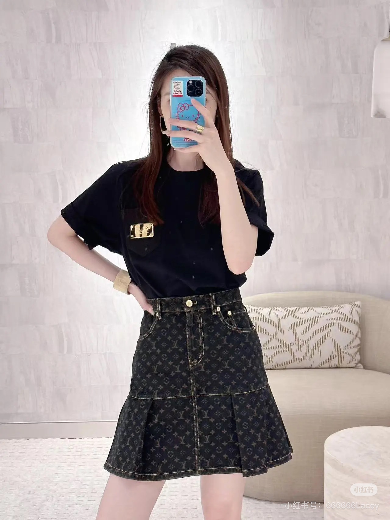 NO:430847,Louis Vuitto* 25Ss Spring and Summer New Monogram Retro Printed Pleated Denim Skirt. Original Developed!  High-end production!  The entire original customization is made 1:1. Details are detailed. The whole body is iconic four-leaf clover element letter logo laser process. It highlights the brand tone. Low waist pleated skirt design adds a sense of styling. Cut and fit the human body curve. It is more crisp and stylish. It is easy to wear and show the charm of long legs. The outfit is brilliant and fashionable. SML,,louis vuitton, skirts,alexander wang19860909Louis Vuitto* 25Ss春夏新款 Monogram复古印花褶皱牛仔半裙.原版开发！高版出品！全件原版定制1:1做 细节精细 通体标志性四叶草元素字母徽标激光工艺处理 彰显品牌调性 低腰压褶裙摆设计 增添造型层次感 裁剪贴合人体曲线 更显挺括有型 轻松穿出长腿魅力 穿搭出彩时髦 现货 SML,,louis vuitton,skirts,alexander wang,Women's clothing