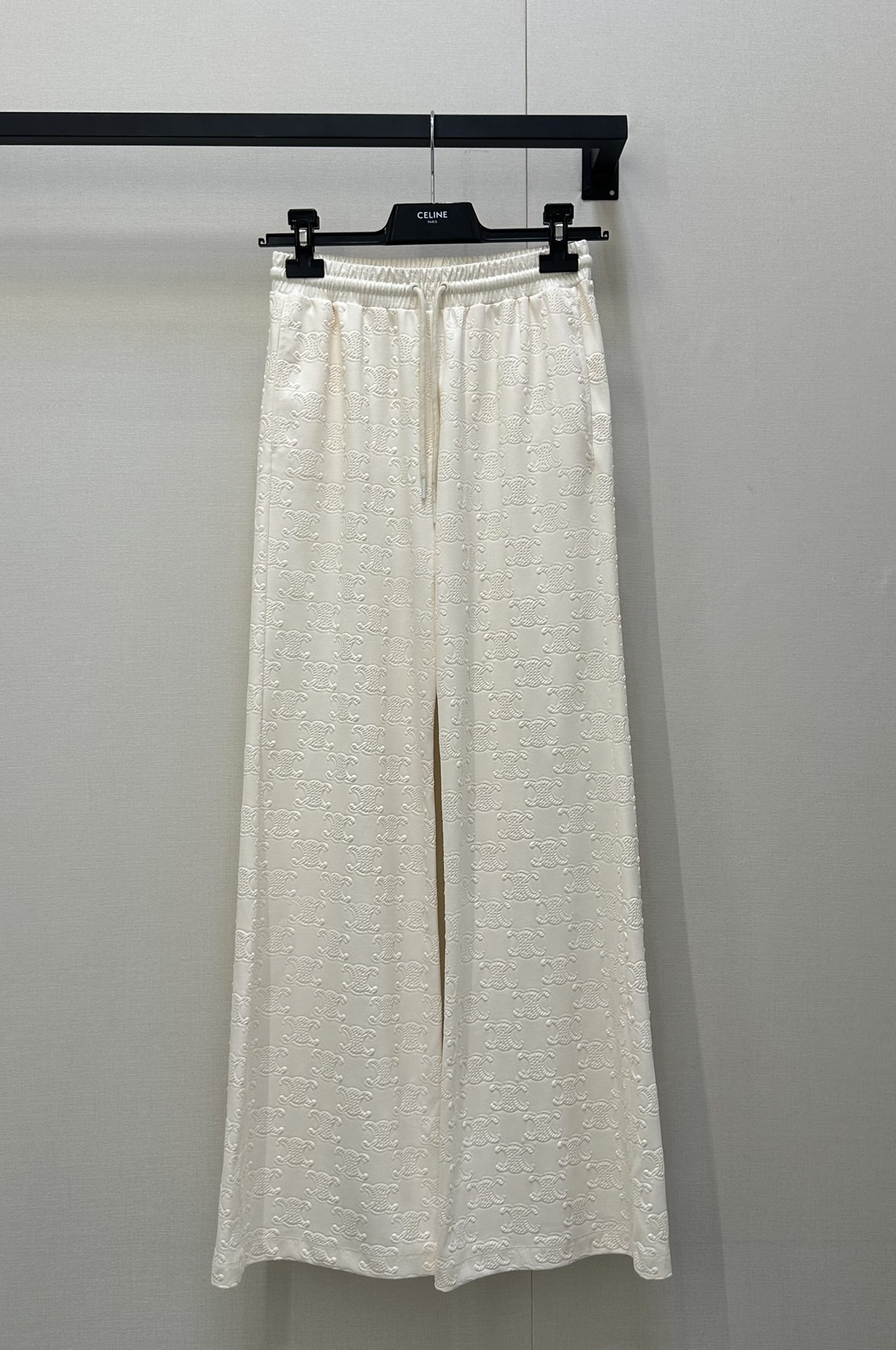 NO:430852,Celine25 summer new model, full logo jacquard embossing technology, high quality and safe promotion, original development, high-end production, classic simple casual, fresh and age-reducing~the paired with series tops are fashionable, which can be casual and women~the taller, slim and commuter, which allows you to easily change between the workplace and the casual style~the fashionable and versatile temperament is elegant and beautiful!!! SML large-scale real shot, celine, alexander wang19860909Celine25夏季新款,满logo提花浮雕工艺 高品质放心推 原版开发 高版出品 经典简约休闲清新减龄~搭配系列上衣都洋气,可休闲可女人~显高 显瘦可通勤可让你在职场和休闲风格之间轻松转换~时尚百搭气质优雅美美!!! SML大货实拍,,celine,alexander wang,Women's clothing