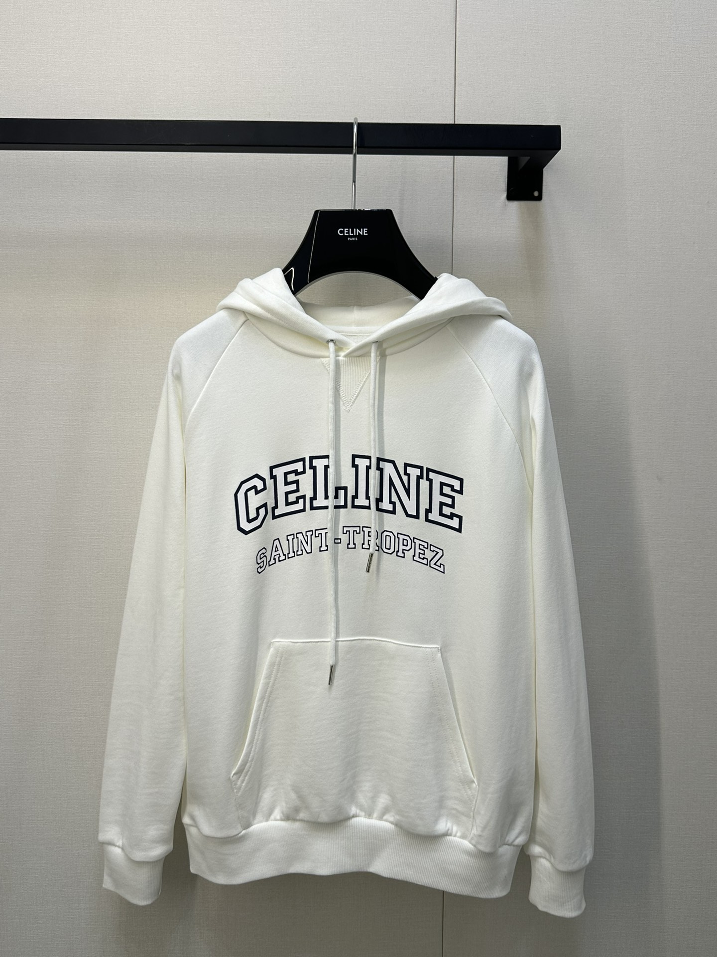NO:430872,Celin*25Ss early spring new style, old letter printed hooded sports sweatshirt!  Original development!  High-end production!  Threaded cuff trim, rear terry cotton is delicate and comfortable, it is soft and fleshy, and it is not dry at all. The workmanship is really amazing. Fashion items that cannot be refused~ spot SML large-scale real shot, celine, hoodie, sweatshirts, hats, alexander wang19860909Celin*25Ss早春新款 做旧字母印花连帽运动卫衣！原版开发！高版出品！螺纹袖口饰边,后毛圈棉质细腻舒适感,是柔软又有肉感的贴身一点都不干涩,做工真的超级赞 无法拒绝的时尚单品～现货 SML大货实拍,,celine,hoodie,sweatshirts,hats,alexander wang,Women's clothing