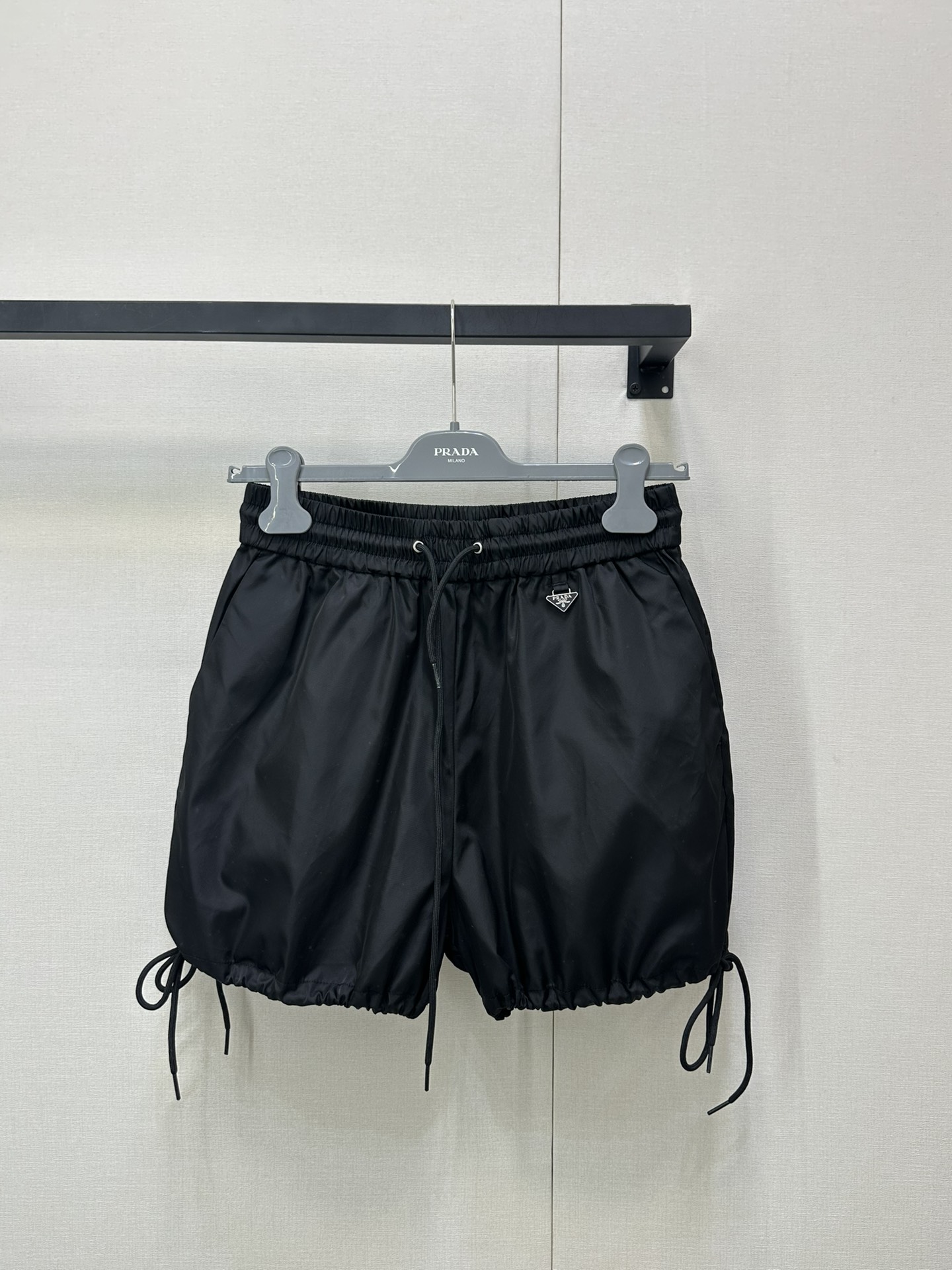 NO:430855,Prad* 25ss Spring and Summer New Drawstring Nylon Elastic Waist Casual Shorts. Original Developed!  High-end production!  Nylon fabric is light and breathable, the iconic triangle mark is simple and eye-catching, and it is casually matched with a lazy style and is absolutely fashionable on the street~ It is highly recommended to get a must-have item!  Perfect workmanship quality depends on details. Black/Narrow Blue/Spot SML large-scale real-time photos, prada, shorts, alexander wang19860909Prad* 25ss春夏新款 抽绳尼龙松紧腰休闲短裤.原版开发！高版出品！尼龙面料轻薄透气,标志性的三角标简约又吸睛,随意搭配慵懒风妥妥的街头时髦精～强烈推荐必入单品！完美做工品质看细节. 黑色/藏蓝/现货 SML大货实拍,,prada,shorts,alexander wang,Women's clothing