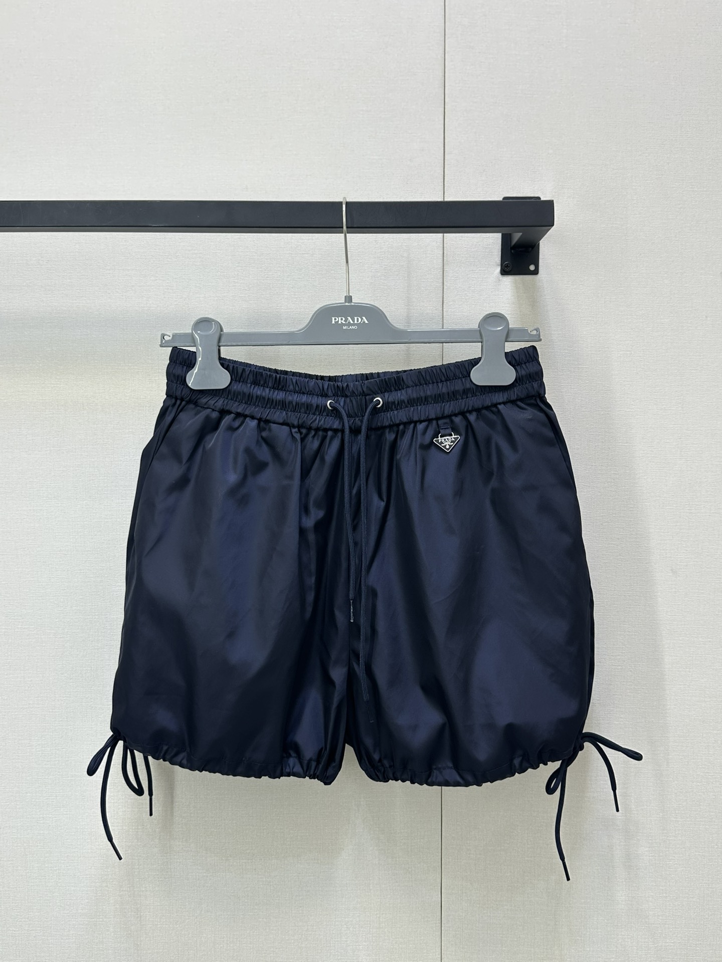 NO:430845,Prad* 25ss Spring and Summer New Drawstring Nylon Elastic Waist Casual Shorts. Original Developed!  High-end production!  Nylon fabric is light and breathable, the iconic triangle mark is simple and eye-catching, and it is casually matched with a lazy style and is absolutely fashionable on the street~ It is highly recommended to get a must-have item!  Perfect workmanship quality depends on details. Black/Narrow Blue/Spot SML large-scale real-time photos, prada, shorts, alexander wang19860909Prad* 25ss春夏新款 抽绳尼龙松紧腰休闲短裤.原版开发！高版出品！尼龙面料轻薄透气,标志性的三角标简约又吸睛,随意搭配慵懒风妥妥的街头时髦精～强烈推荐必入单品！完美做工品质看细节. 黑色/藏蓝/现货 SML大货实拍,,prada,shorts,alexander wang,Women's clothing
