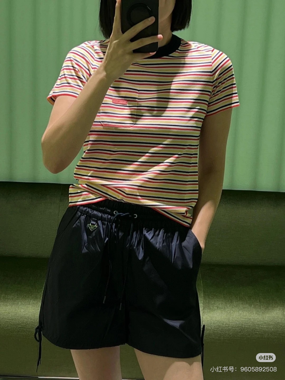 NO:430850,Prad* 25ss Spring and Summer New Drawstring Nylon Elastic Waist Casual Shorts. Original Developed!  High-end production!  Nylon fabric is light and breathable, the iconic triangle mark is simple and eye-catching, and it is casually matched with a lazy style and is absolutely fashionable on the street~ It is highly recommended to get a must-have item!  Perfect workmanship quality depends on details. Black/Narrow Blue/Spot SML, prada, shorts, alexander wang19860909Prad* 25ss春夏新款 抽绳尼龙松紧腰休闲短裤.原版开发！高版出品！尼龙面料轻薄透气,标志性的三角标简约又吸睛,随意搭配慵懒风妥妥的街头时髦精～强烈推荐必入单品！完美做工品质看细节. 黑色/藏蓝/现货 SML,,prada,shorts,alexander wang,Women's clothing