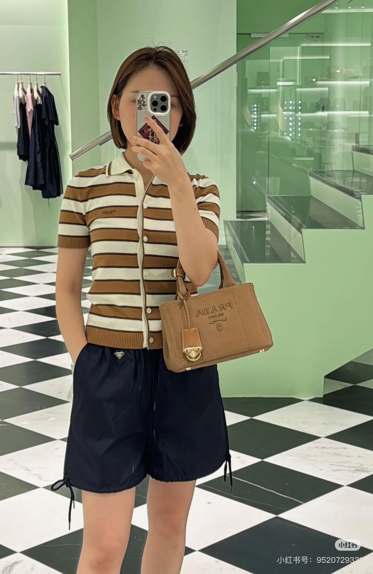 NO:430860,Prad* 25ss Spring and Summer New Drawstring Nylon Elastic Waist Casual Shorts. Original Developed!  High-end production!  Nylon fabric is light and breathable, the iconic triangle mark is simple and eye-catching, and it is casually matched with a lazy style and is absolutely fashionable on the street~ It is highly recommended to get a must-have item!  Perfect workmanship quality depends on details. Black/Narrow Blue/Spot SML, prada, shorts, alexander wang19860909Prad* 25ss春夏新款 抽绳尼龙松紧腰休闲短裤.原版开发！高版出品！尼龙面料轻薄透气,标志性的三角标简约又吸睛,随意搭配慵懒风妥妥的街头时髦精～强烈推荐必入单品！完美做工品质看细节. 黑色/藏蓝/现货 SML,,prada,shorts,alexander wang,Women's clothing