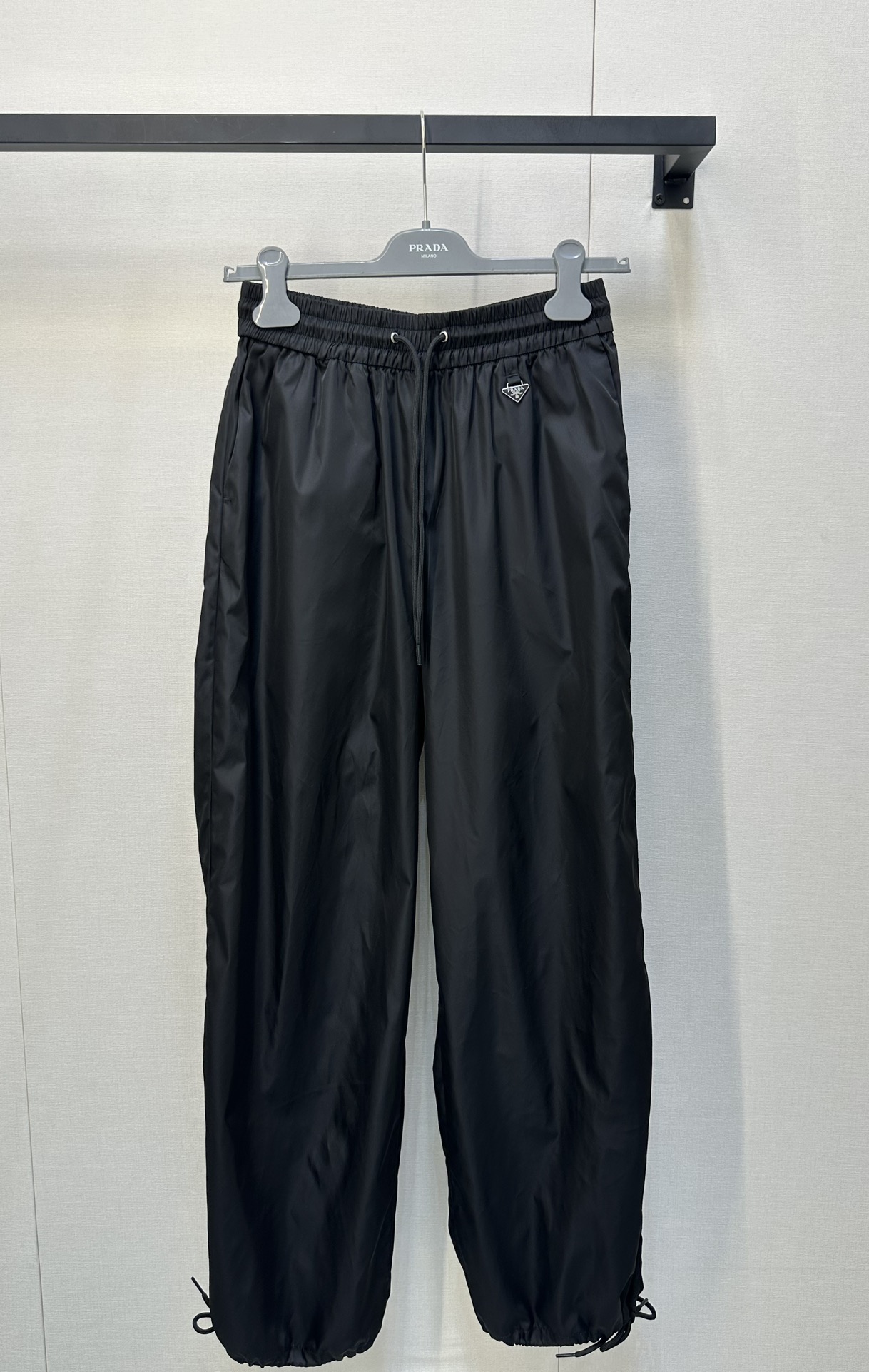 NO:430865,Prad* 25ss Spring and Summer New Drawstring Nylon Elastic Waist Casual Trousers. Original Developed!  High-end production!  Nylon fabric is light and breathable, the iconic triangle mark is simple and eye-catching, and it is casually matched with a lazy style and is absolutely fashionable on the street~ It is highly recommended to get a must-have item!  Perfect workmanship quality depends on details. Black/Narrow Blue/Spot SML large-scale real-time photos, prada, alexander wang19860909Prad* 25ss春夏新款 抽绳尼龙松紧腰休闲长裤.原版开发！高版出品！尼龙面料轻薄透气,标志性的三角标简约又吸睛,随意搭配慵懒风妥妥的街头时髦精～强烈推荐必入单品！完美做工品质看细节. 黑色/藏蓝/现货 SML大货实拍,,prada,alexander wang,Women's clothing